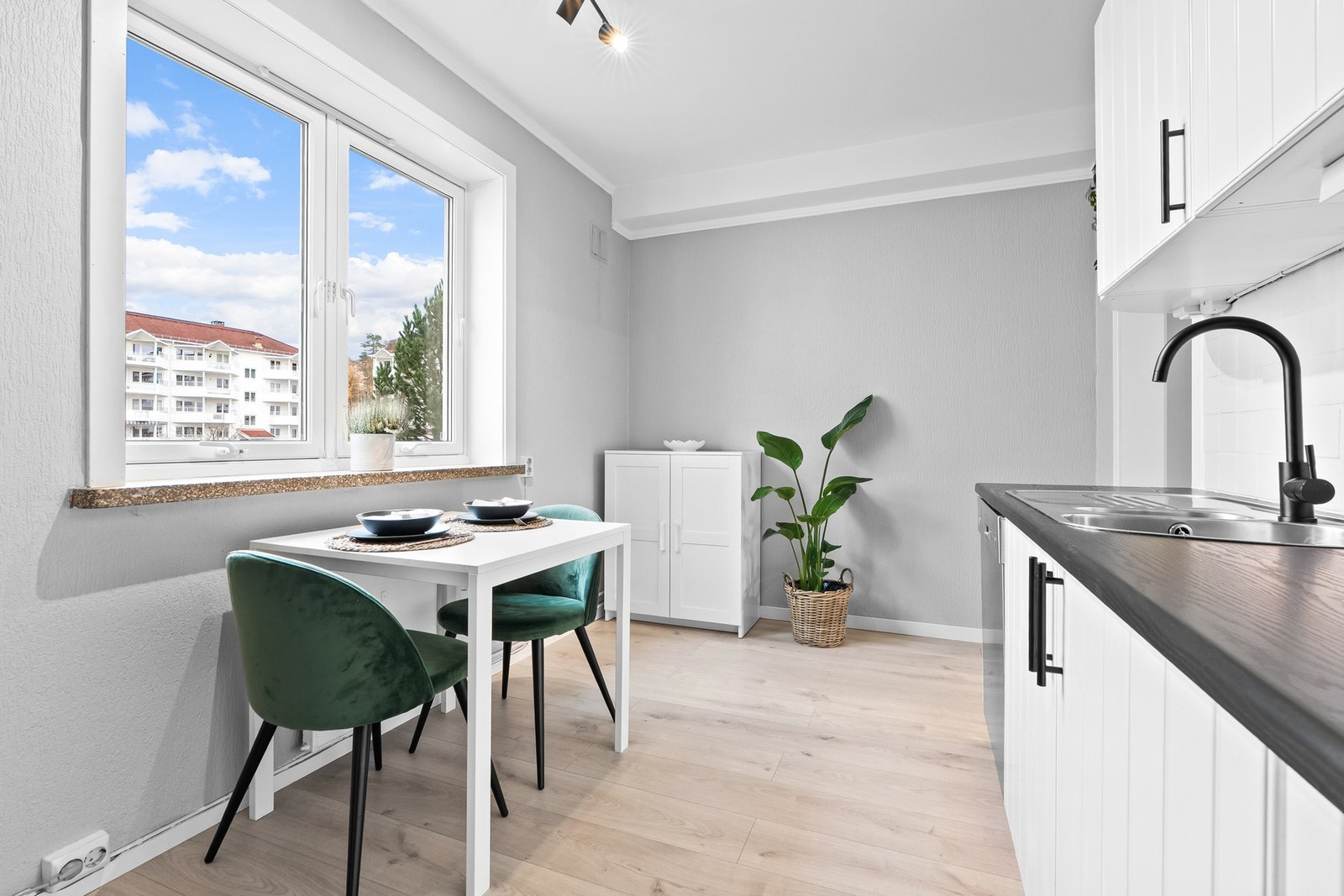 Fin plass til å innrede med et spisebord også på kjøkkenet. Galleribilde