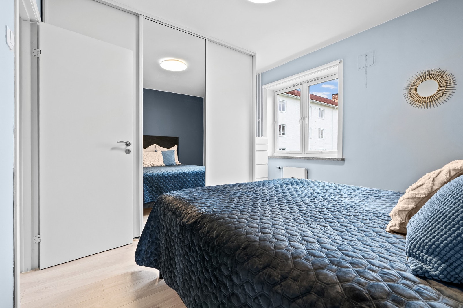 Store vinduer sørger for rikt, naturlig lysinnslipp og på hovedsoverommet er det en bred rekke med garderobeskap for lagring. Galleribilde