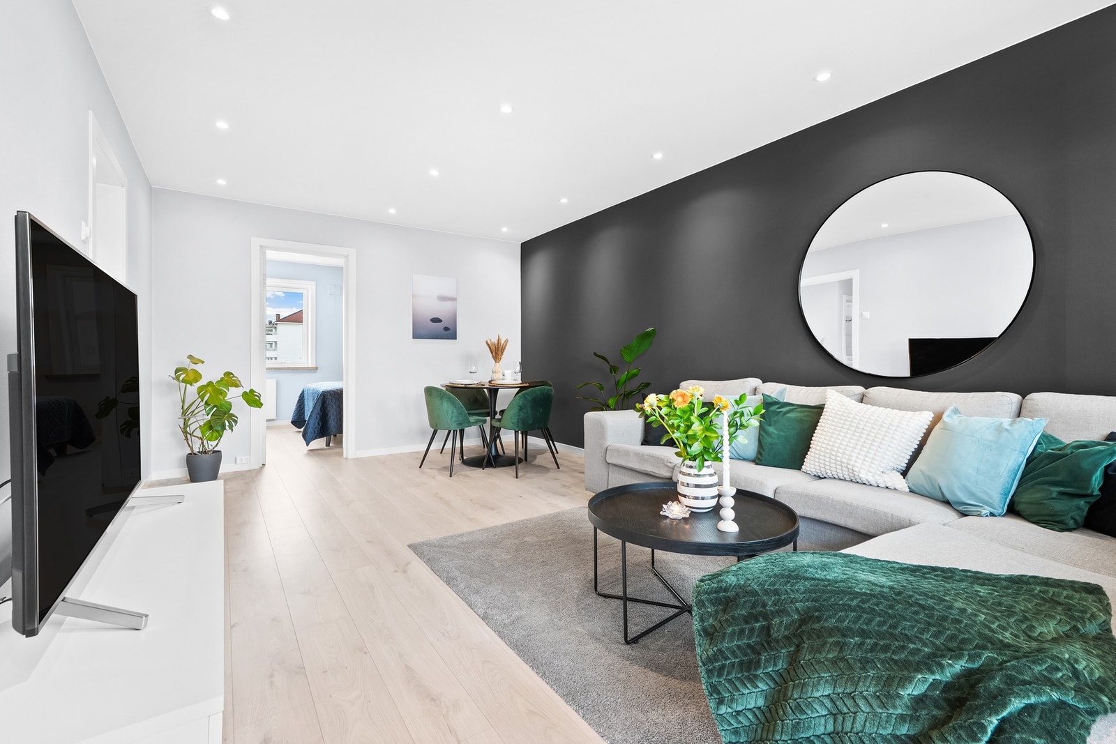 Stuen er av god størrelse, og planløsningen gir fin plass til både sofagruppe, tv-møblement og spisebord. Galleribilde