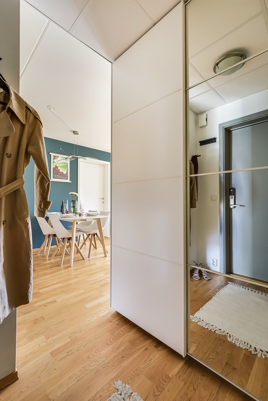 Hyggelig entré med plass til å henge fra seg yttertøy og sette fra seg sko i en stor skyvedørsgarderobe. Galleribilde