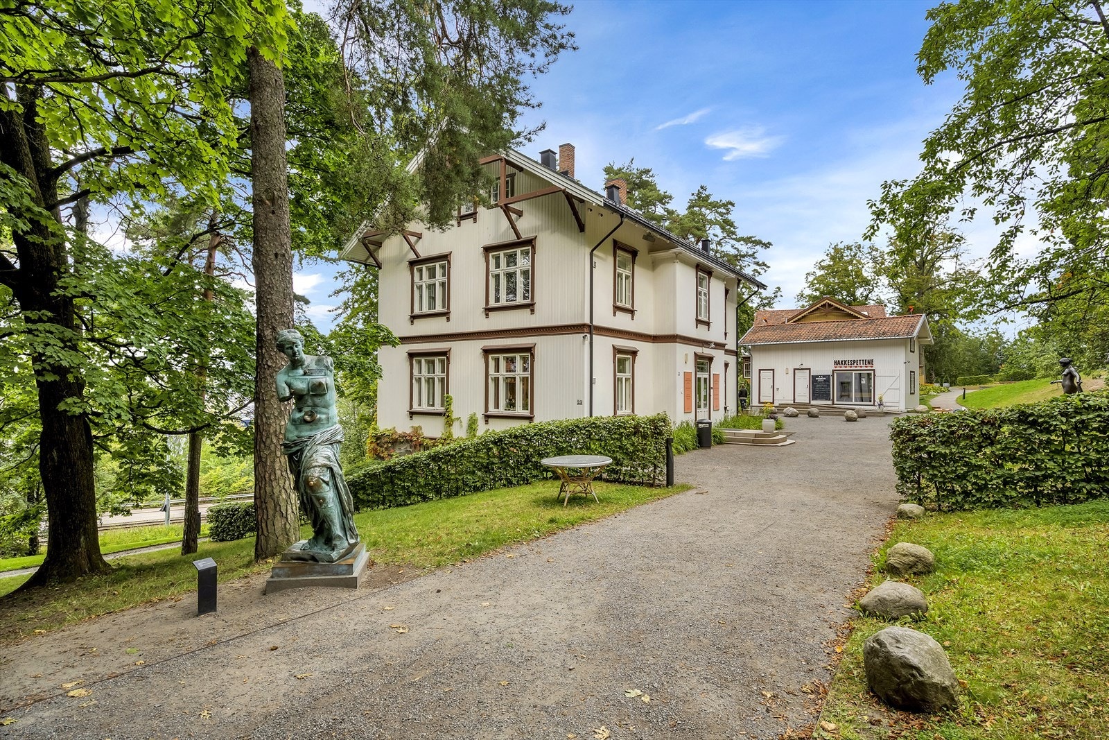 Ekebergparken er verdt et besøk - her er det flotte turstier, vakker natur og flere skulpturer Galleribilde