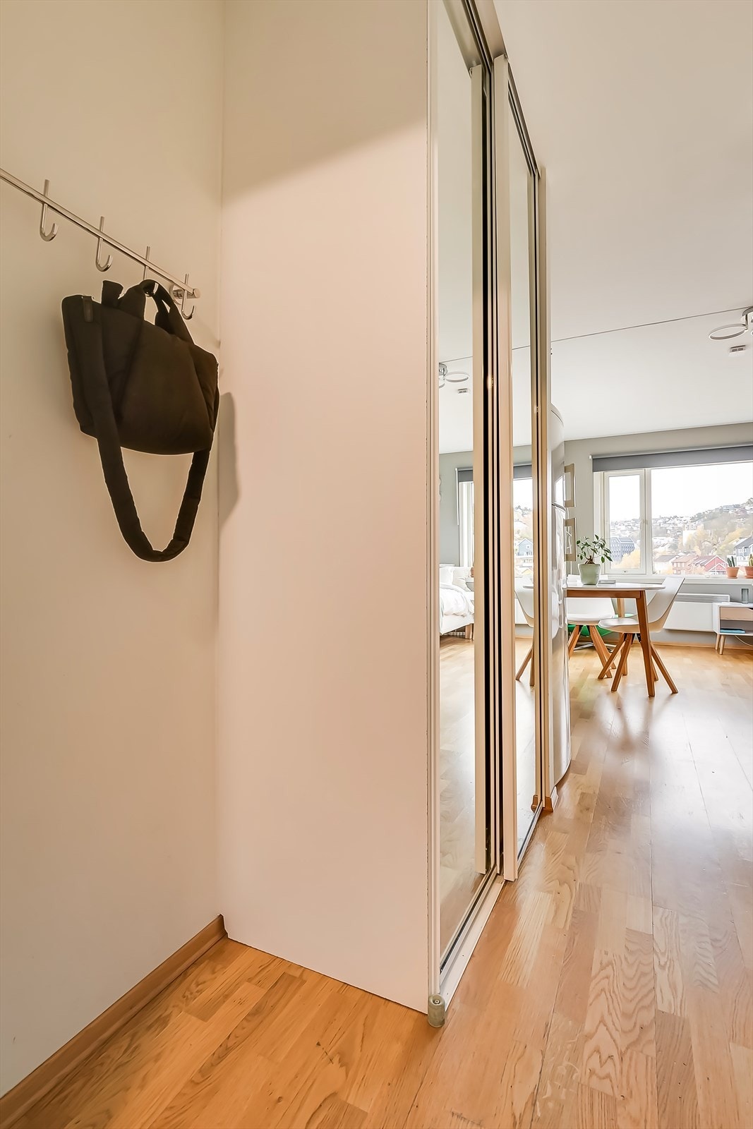 Vel inne blir man møtt av en innbydende entré med god plass til oppheng av yttertøy samt stor skyvedørsgarderobe som medfølger Galleribilde