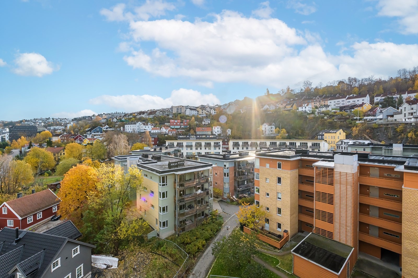 Balkongen ligger høyt og luftig med hyggelig utsikt over nærområdet. Galleribilde