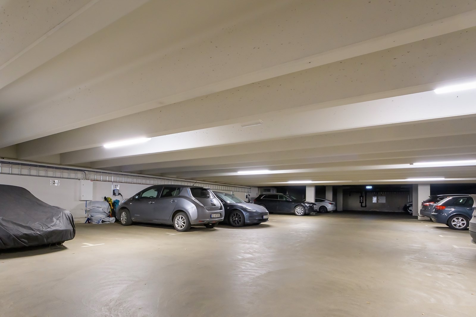 Det medfølger en parkeringsplass i lukket garasjeanlegg. Kan leies ut til andre beboere. Galleribilde