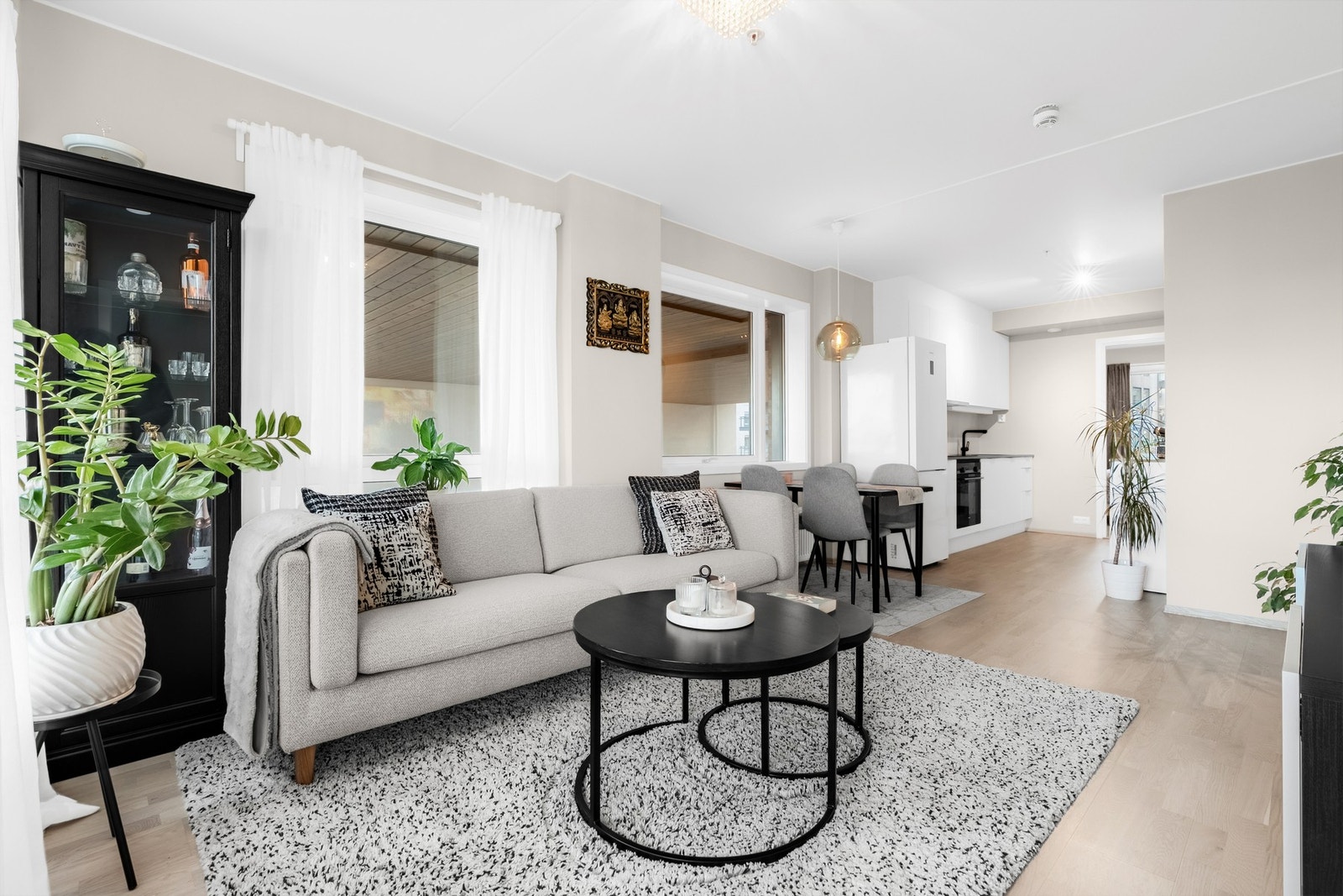 Stue med åpen løsning mot kjøkkenet - en moderne og sosial planløsning. Galleribilde