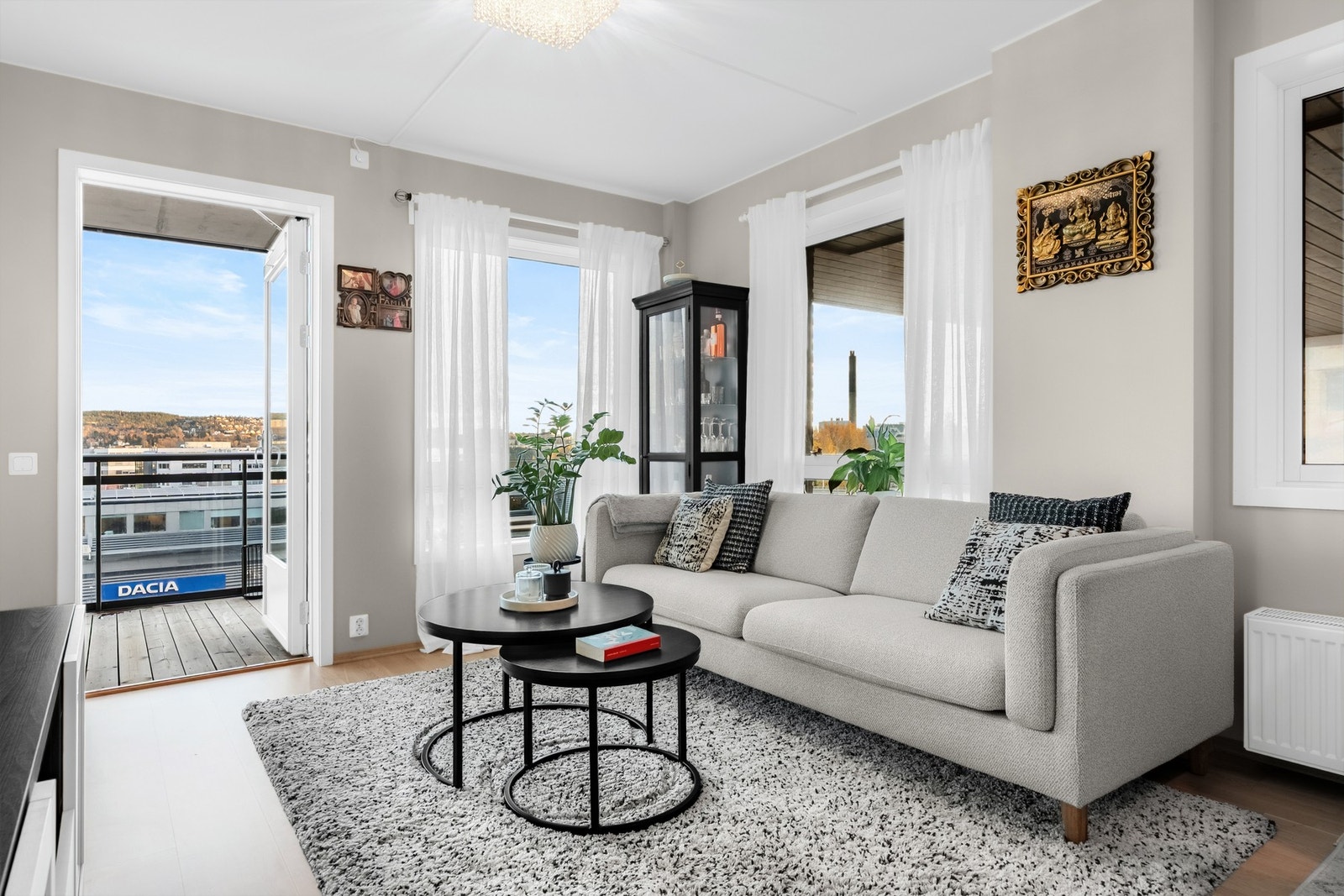 Fra stuen er det direkte utgang til en solrik balkong på ca. 7 kvm, som gir en sømløs overgang mellom inne- og uteområdet. Galleribilde