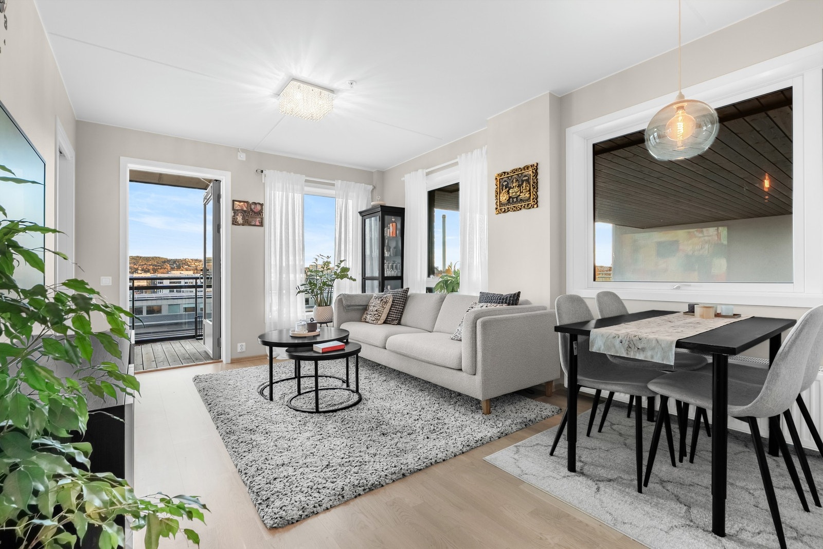 Stuen har en naturlig soneinndeling med god plass til både sofakrok og spisebord - perfekt for både hverdag og sosiale sammenkomster. Galleribilde