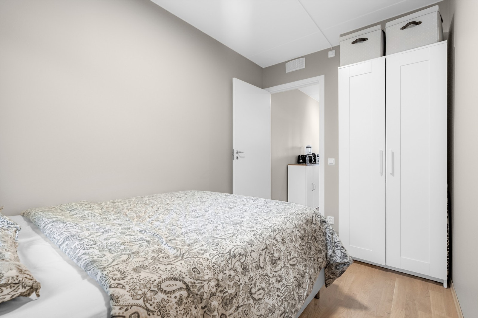 Behagelig soverom med nøytrale fargetoner som skaper en rolig atmosfære og gode rammer for hvile. Galleribilde