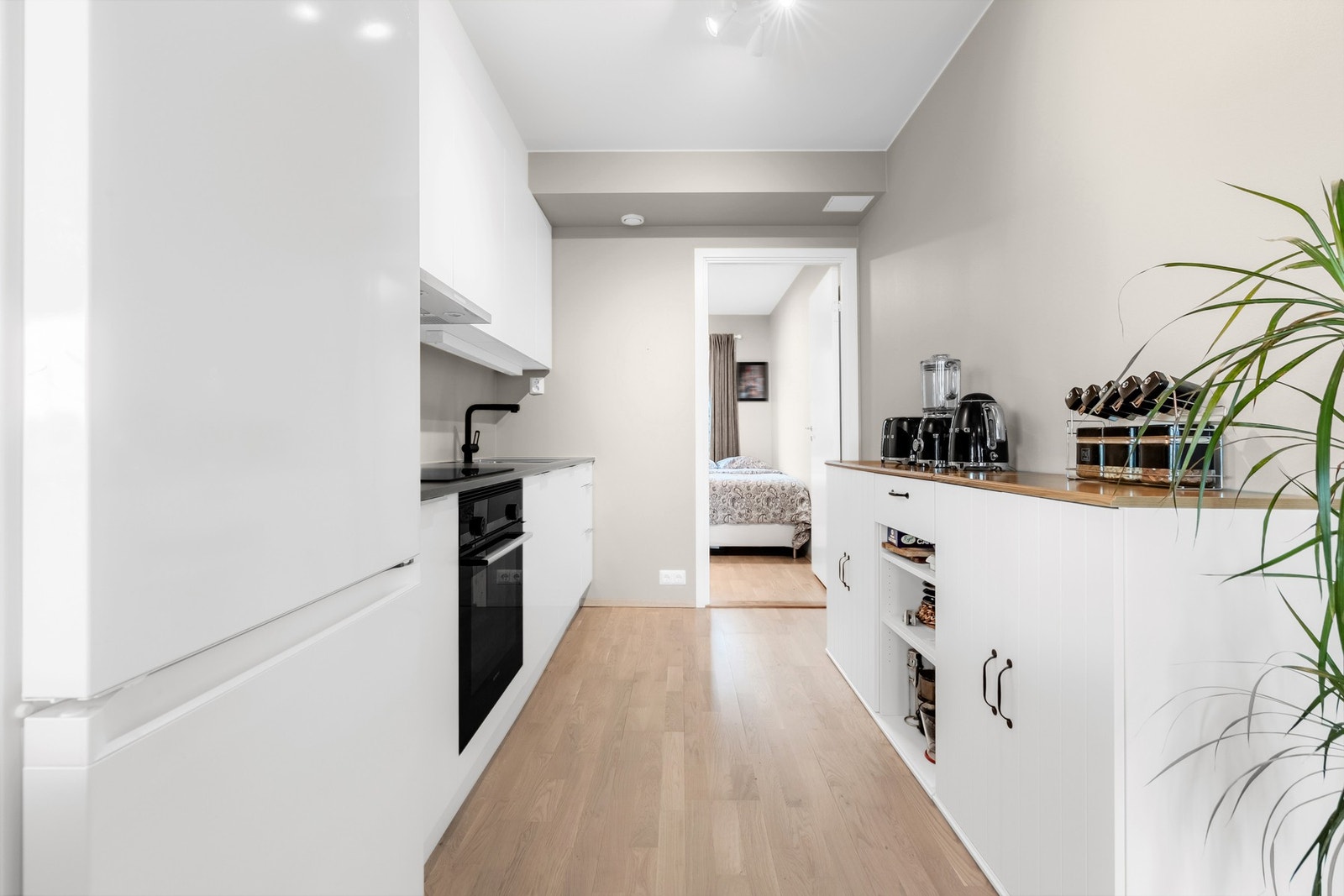 Kjøkkenet har ventilator tilkoblet ventilasjonsanlegget og en gjennomtenkt planløsning med god benkeplass og nisje for kjøl-/fryseskap. Galleribilde