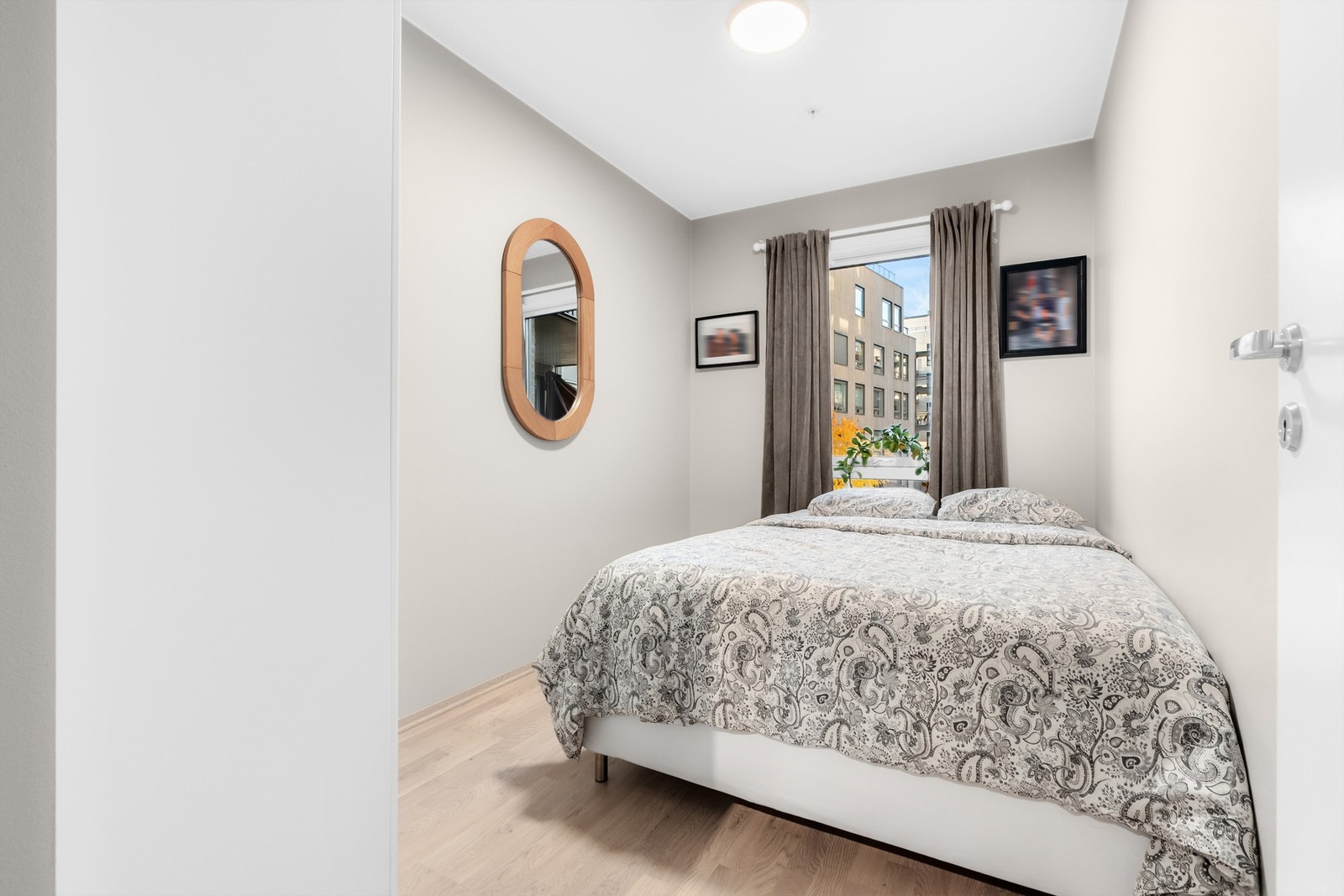 Lyst og trivelig soverom med plass til dobbeltseng og garderobeløsning. Galleribilde