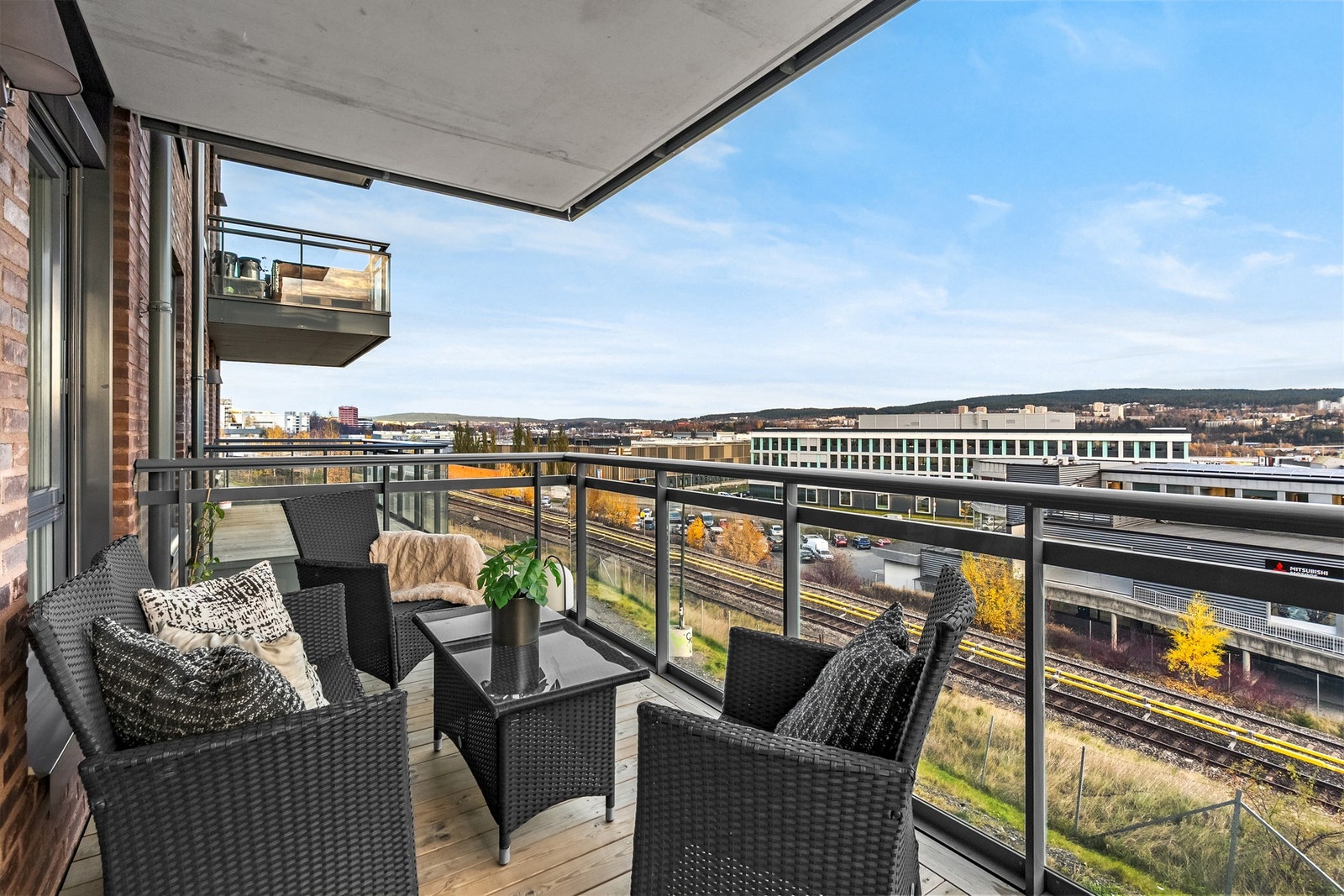 Romslig balkong på 7 kvm, et flott uteområde som forlenger oppholdsrommet. Galleribilde