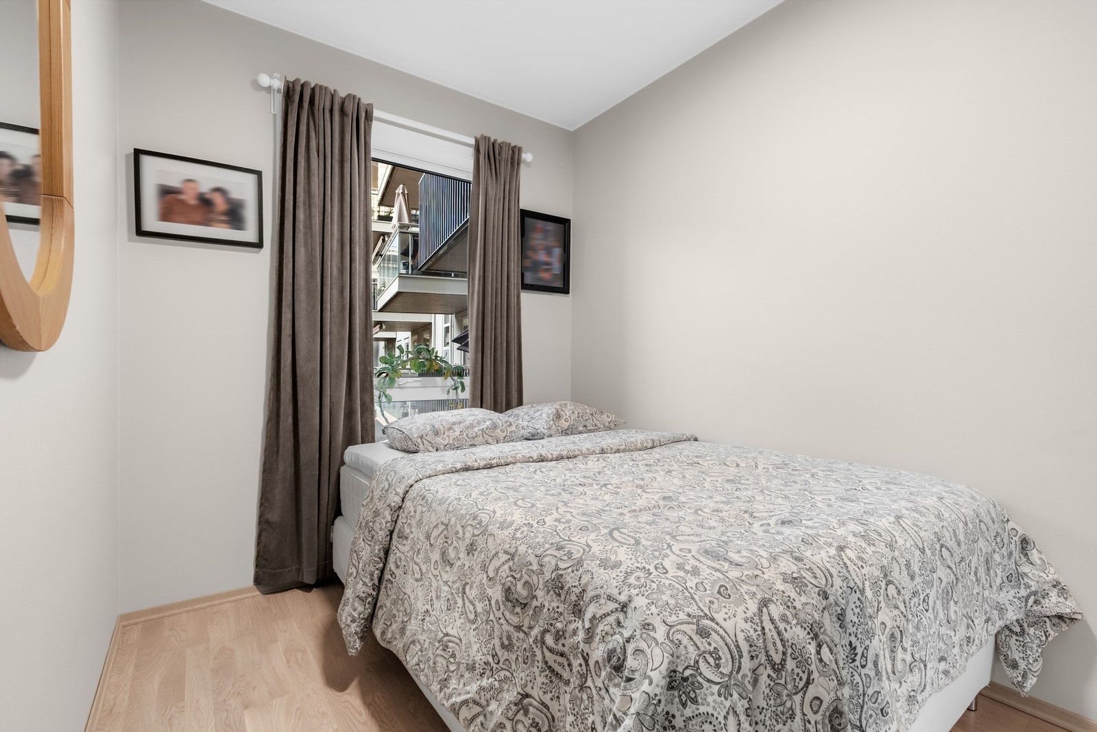 Praktisk innredet soverom med plass til oppbevaring og vindu som slipper inn naturlig dagslys. Galleribilde