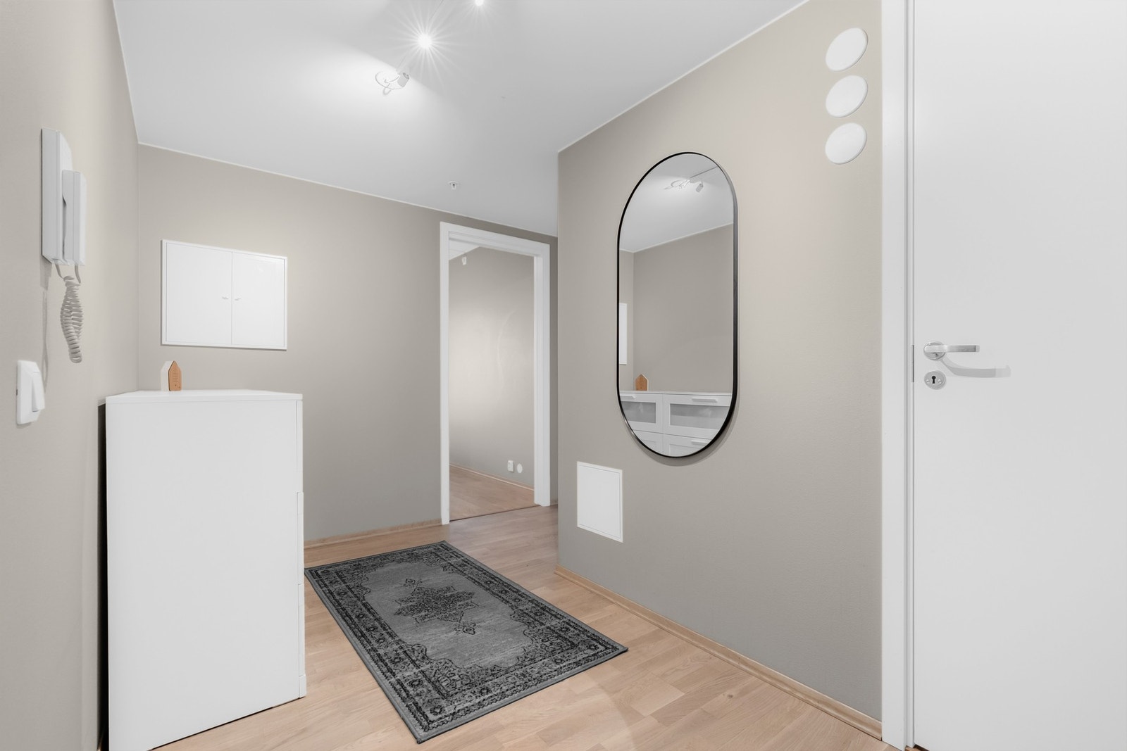 Flislagt bad med varmekabler i gulv og nedsenket dusjhjørne med inn-/utadslående dører i herdet glass - en moderne og funksjonell løsning. Galleribilde