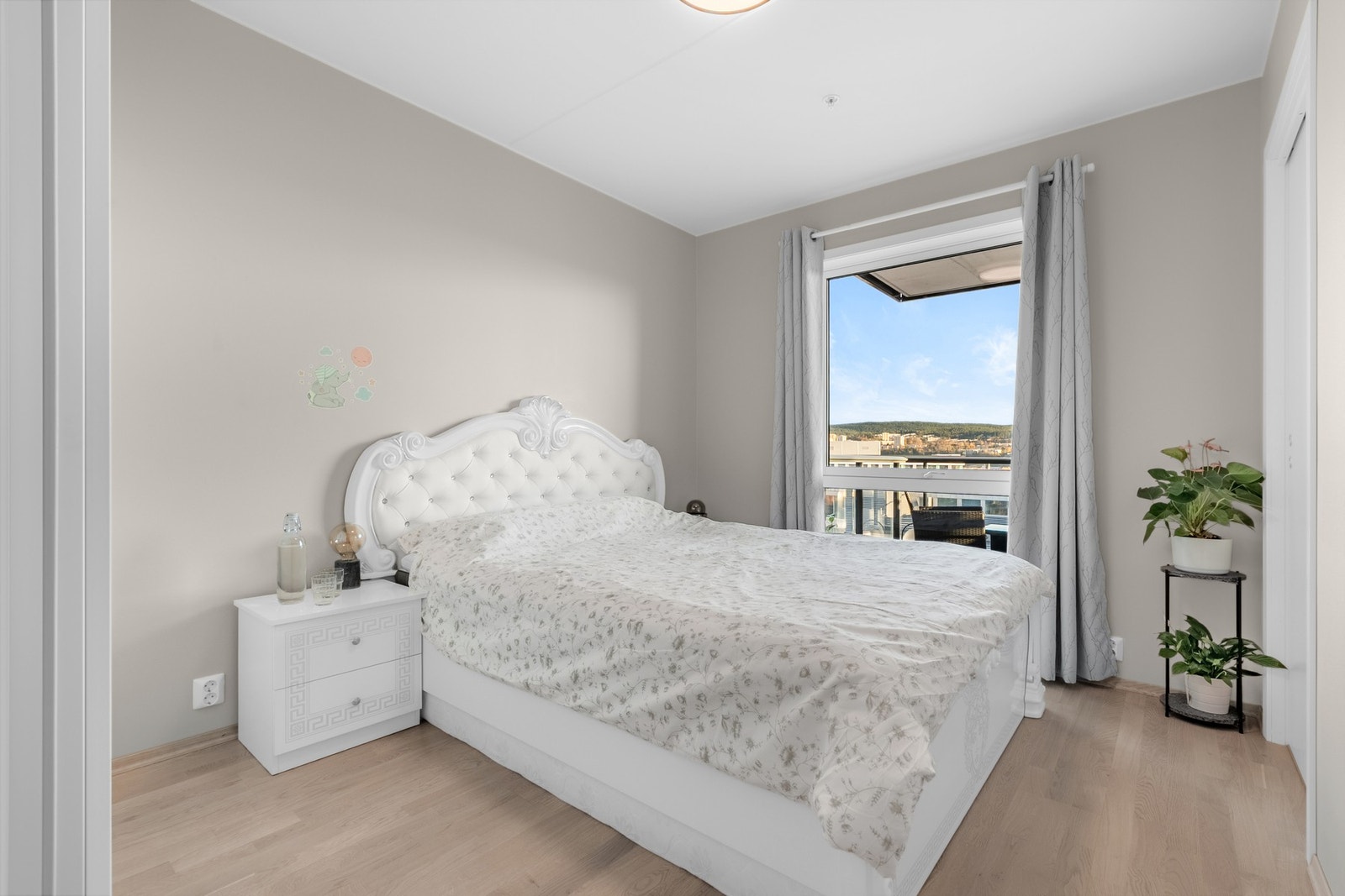 Hovedsoverom med store vindusflater og god plass til dobbeltseng samt garderobeløsning. Galleribilde