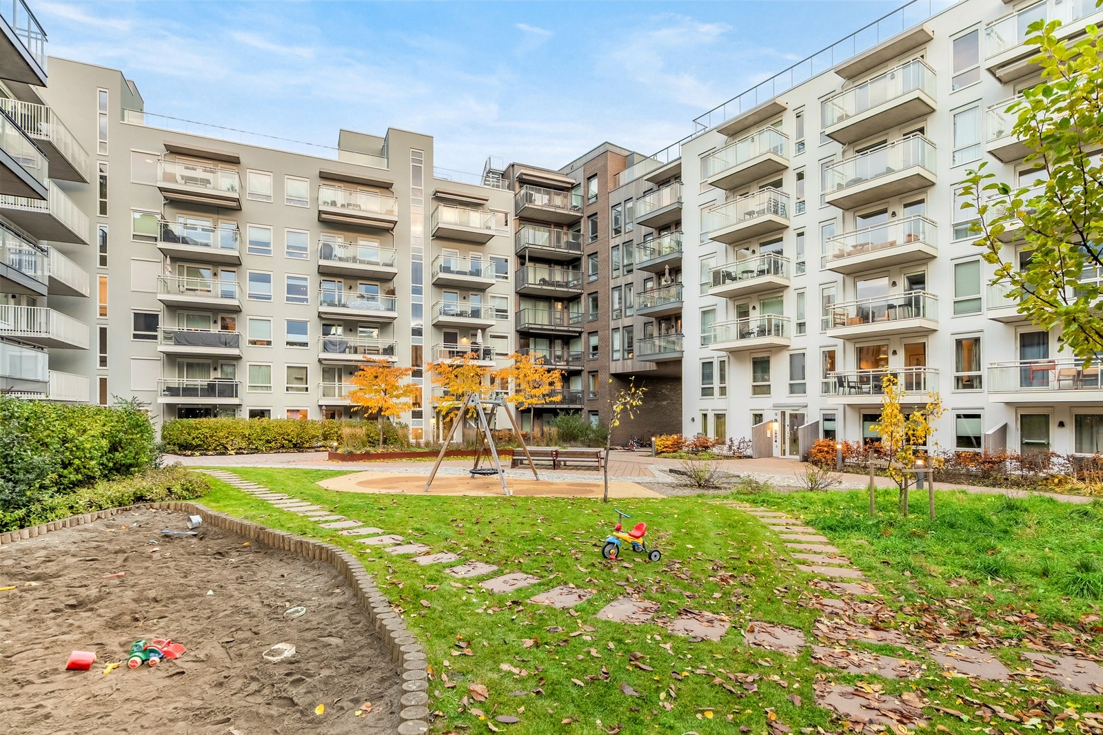 Lunt og skjermet fellesområde med gode møteplasser, perfekt for sosiale sammenkomster og utelek. Galleribilde