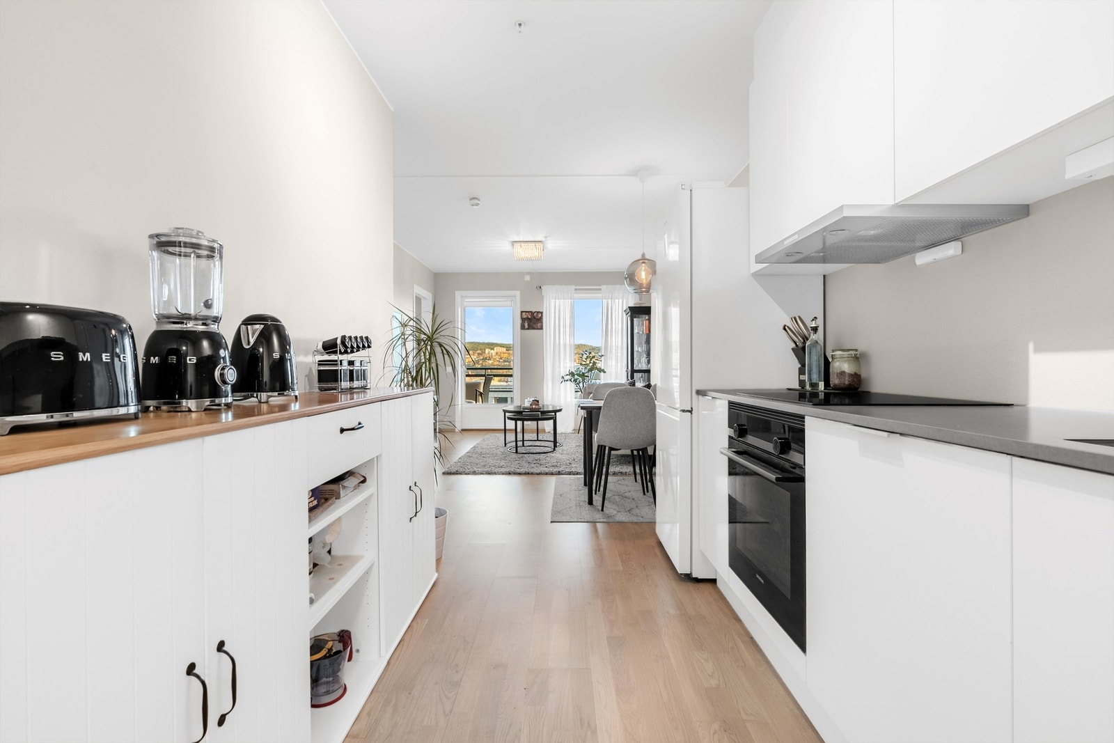 Lyst og praktisk kjøkken med integrerte hvitevarer, komfyrvakt og waterguard - alt du trenger for en trygg og effektiv hverdag. Galleribilde