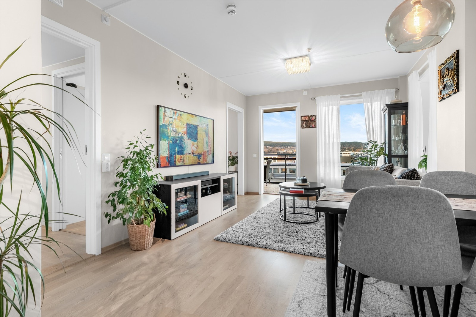 Lys og luftig stue med store vindusflater som slipper inn rikelig med dagslys og skaper en behagelig atmosfære. Galleribilde