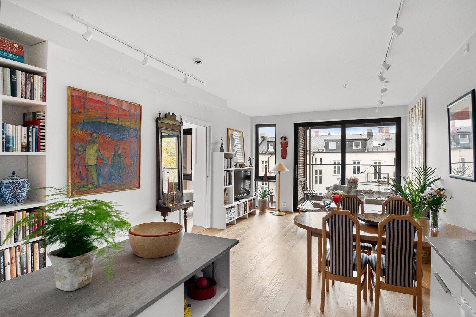 Fordelen med å bo i dette moderne bygget gir fasiliteter som balansert ventilasjon, grønt energimerke, heis i bygget, nyggaranti og mye mer. Galleribilde