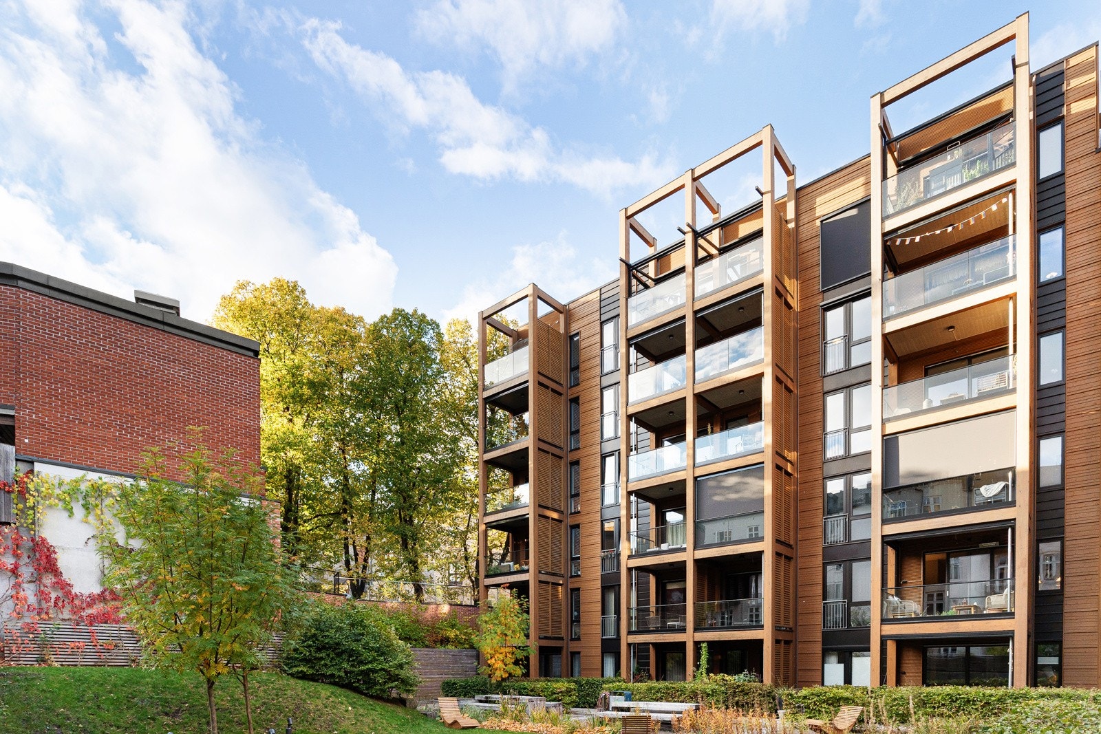 Fasade mot gårdsrom - moderne arkitektur i rolige omgivelser. Galleribilde