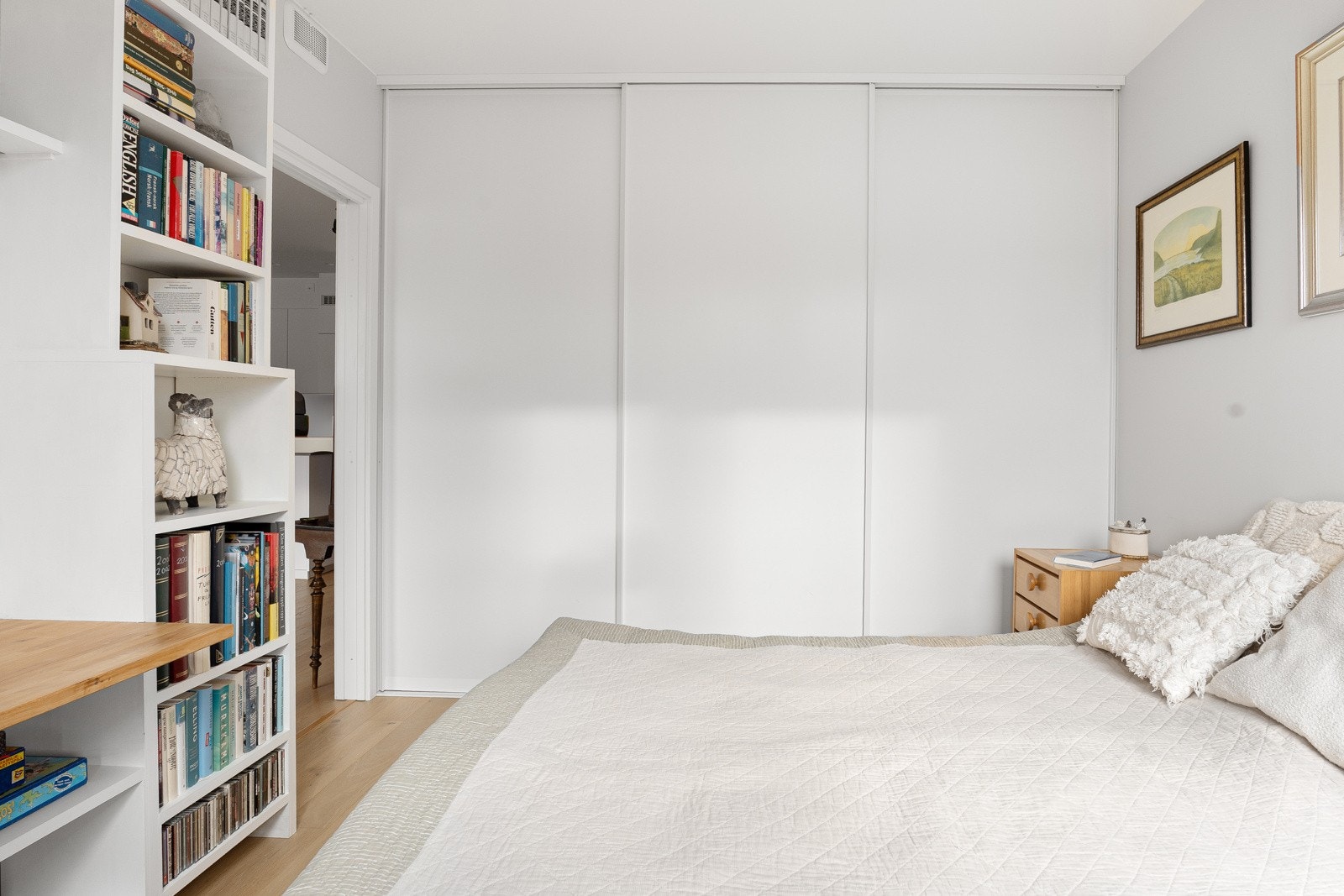 God lagringsplass i garderobe som strekker seg langs hele bredden av rommet. Galleribilde