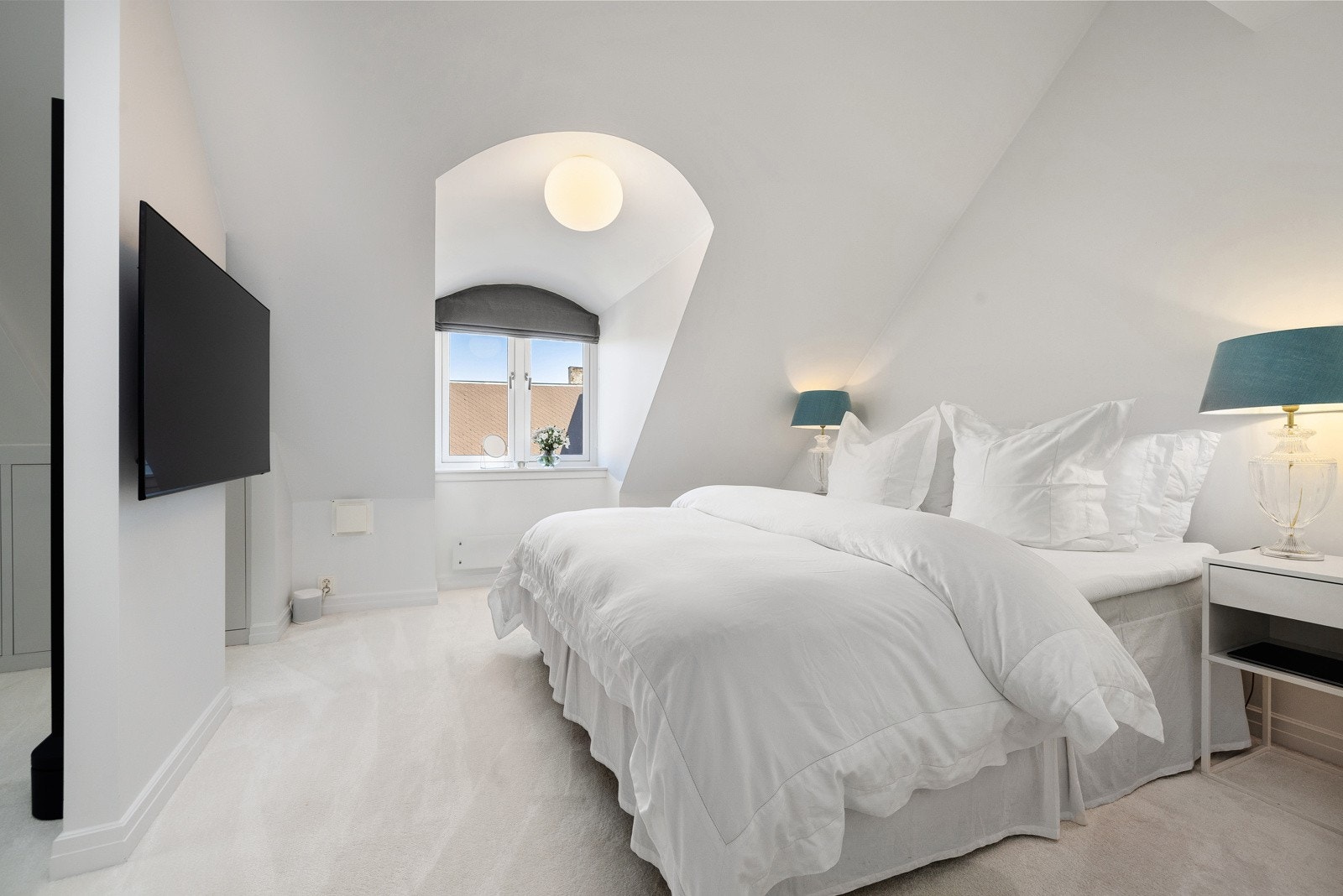 Delikat hovedsoverom i en-suite løsning mot baderom. Det er installert varmepumpe/aircondition på soverommet.