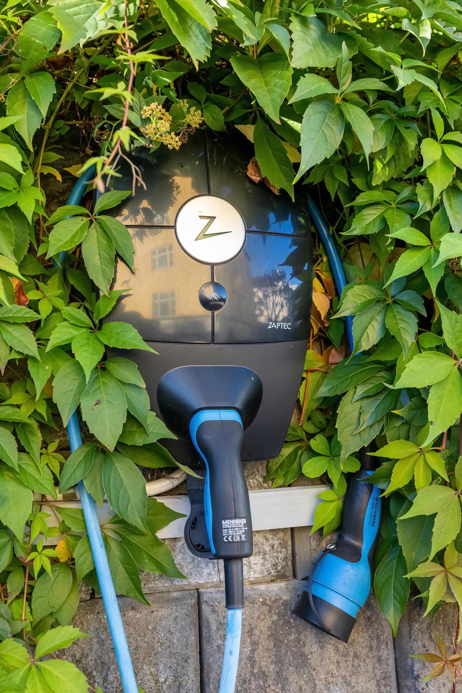 Det er installert ladestasjon for el-bil på biloppstillingsplass.