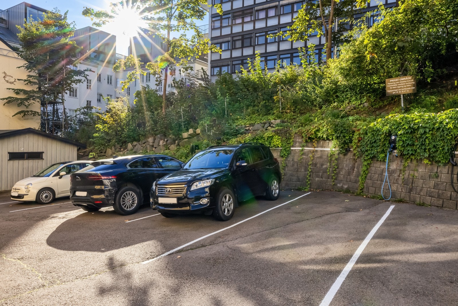 Leiligheten disponerer en biloppstillingsplass. Selger leier i dag en ekstra plass, som kan avklares om mulig videreleie ved forespørsel.