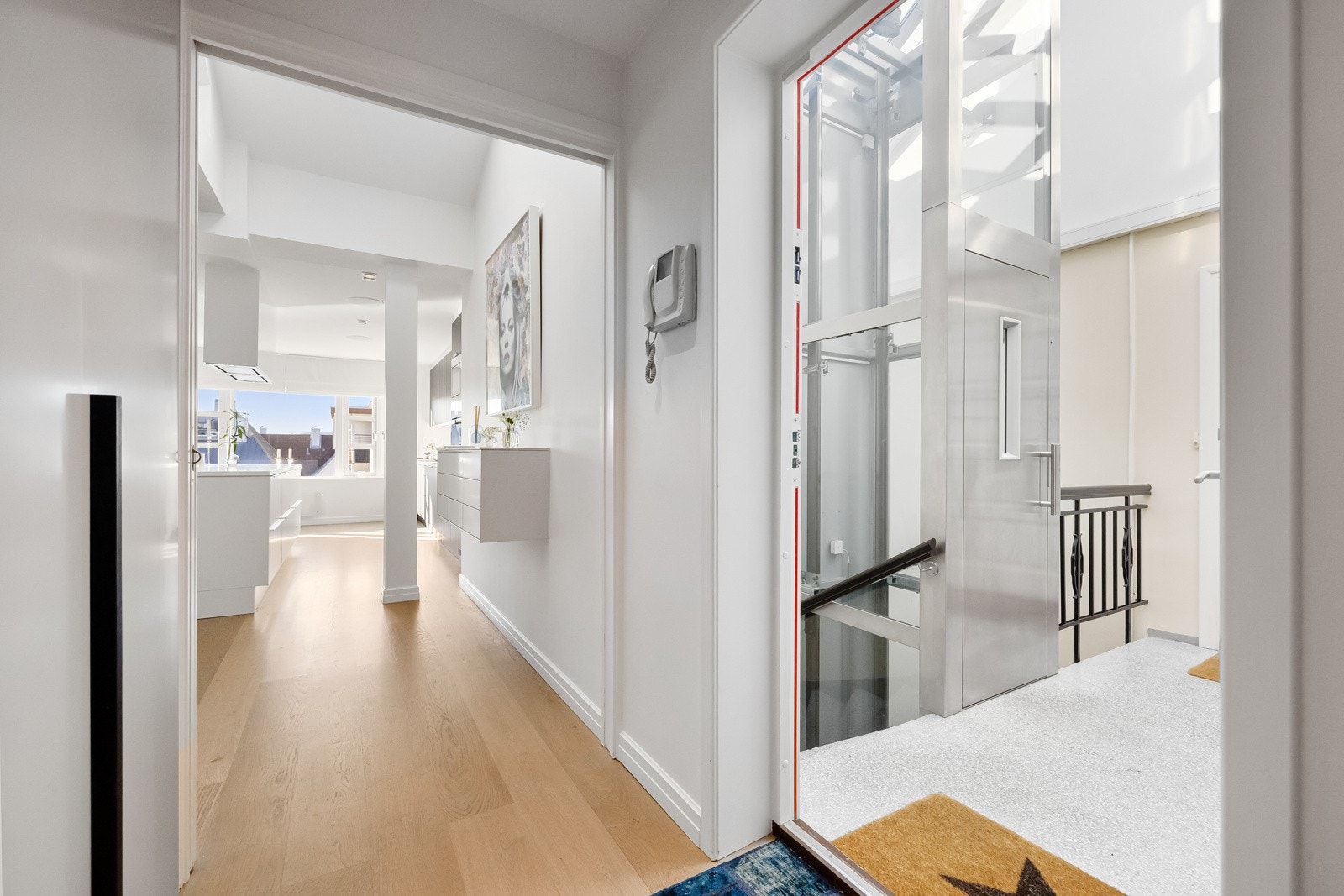 Enkel adkomst til leiligheten via trappeløp eller heis, like utenfor entré/hovedinngang.