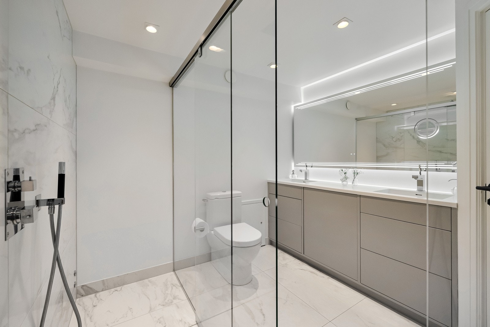 Dobbel dusjinstallasjon med &quot;regnfall&quot; dusj.