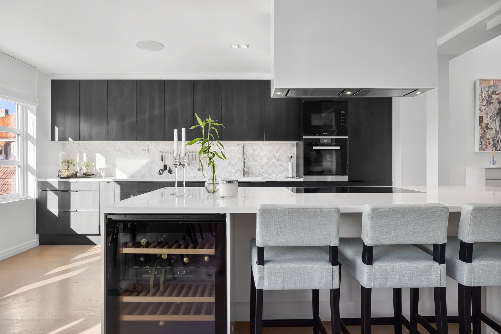 Kjøkkeninnredning fra HTH. Stor kjøkkenøy i samme utførelse og kvalitet som resten av innredningen.