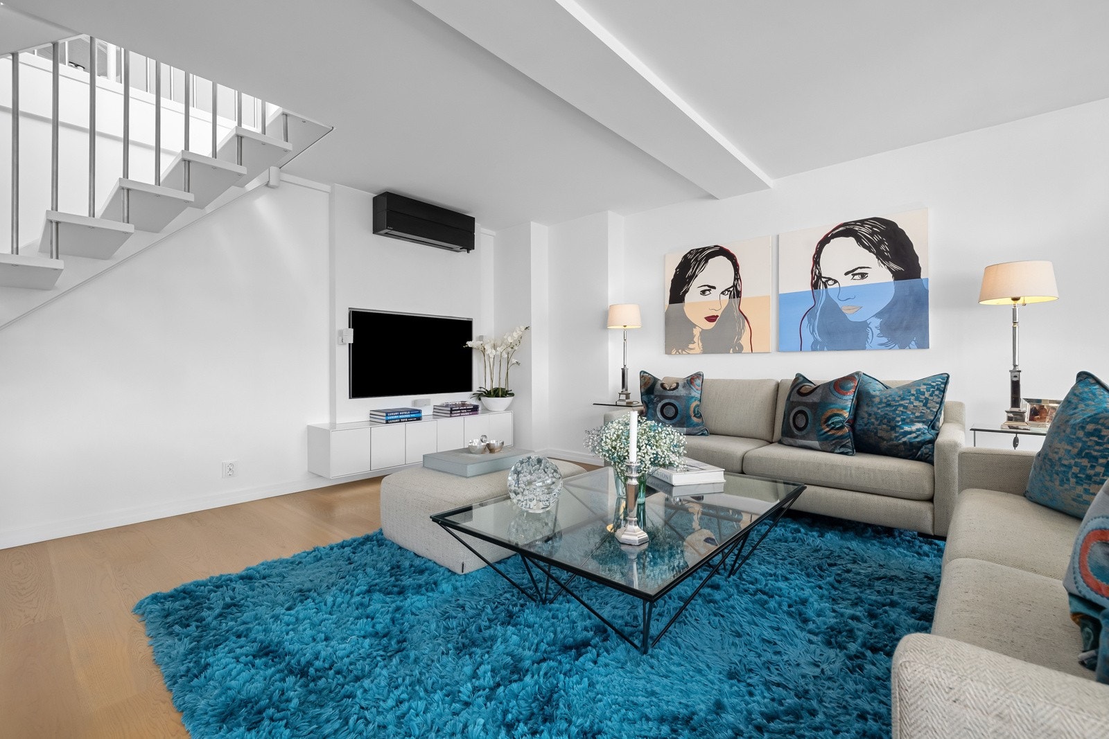 Romslig stue med god plass til store sittegrupper. Det er installert varmepumpe i stuen.