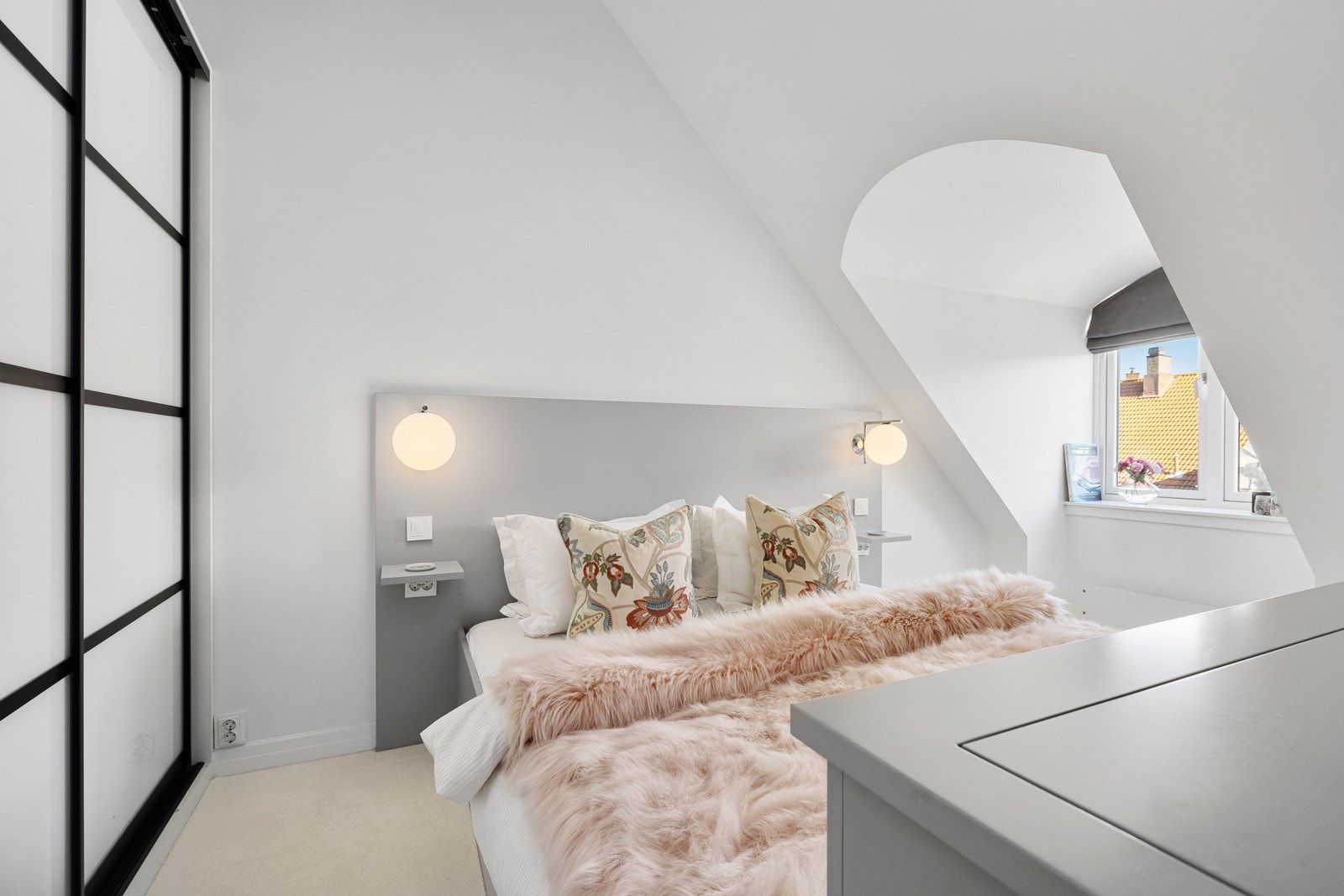 Hyggelig soverom 2, med plassbygd garderobe og god plass til dobbelseng.