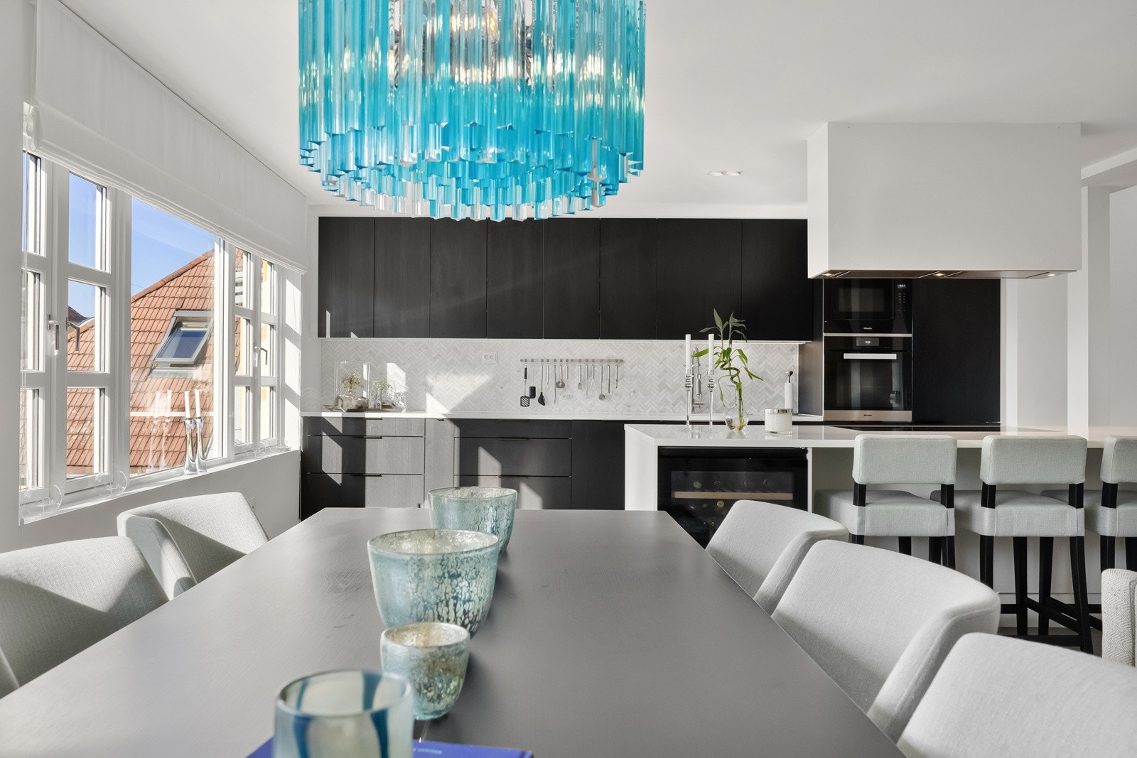 Kjøkkenet ligger i nær tilknyttning til spisestuedelen, og gjør logistikken enkel.