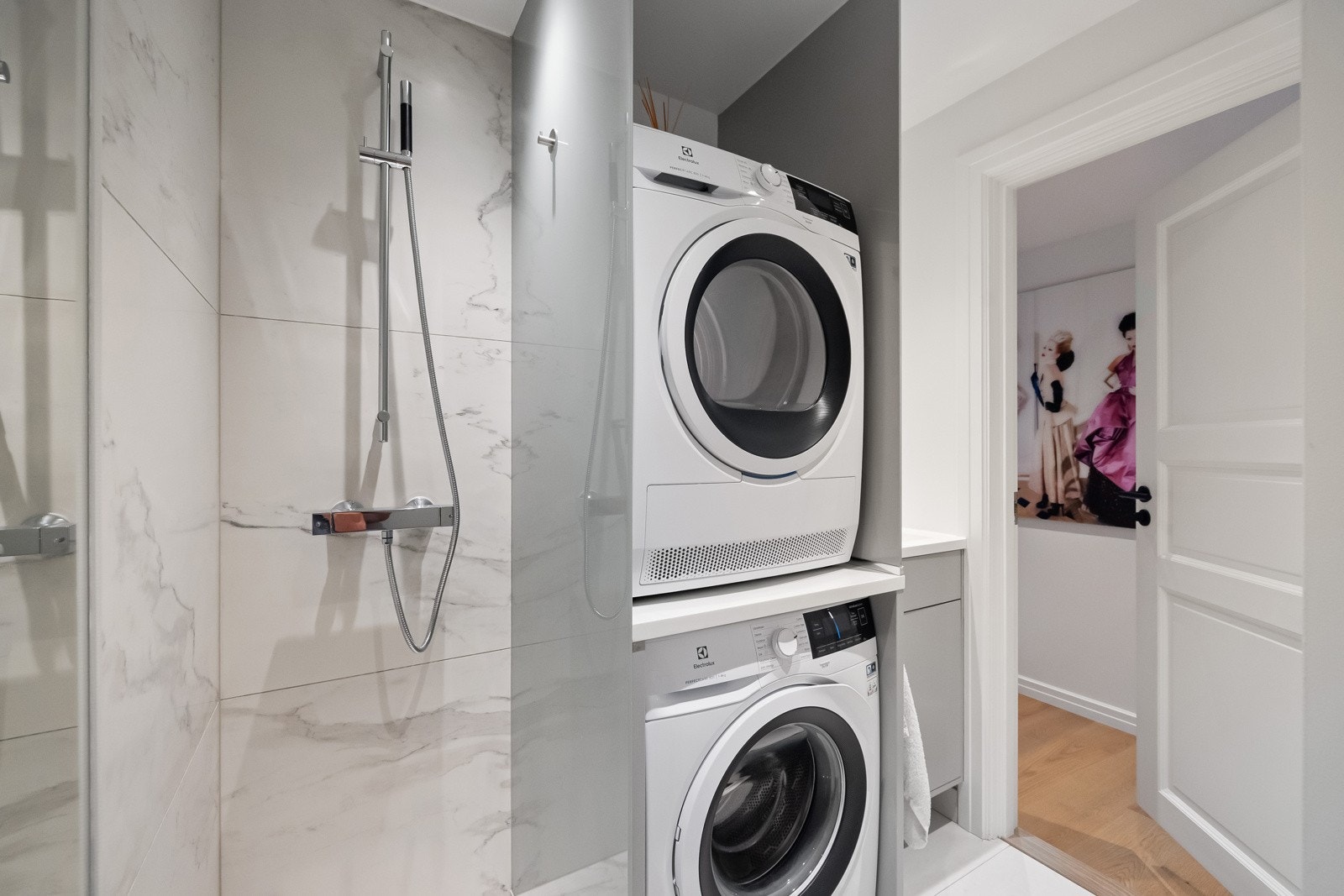 Praktisk opplegg for vaskemaskin og tørketrommel på baderom 2.