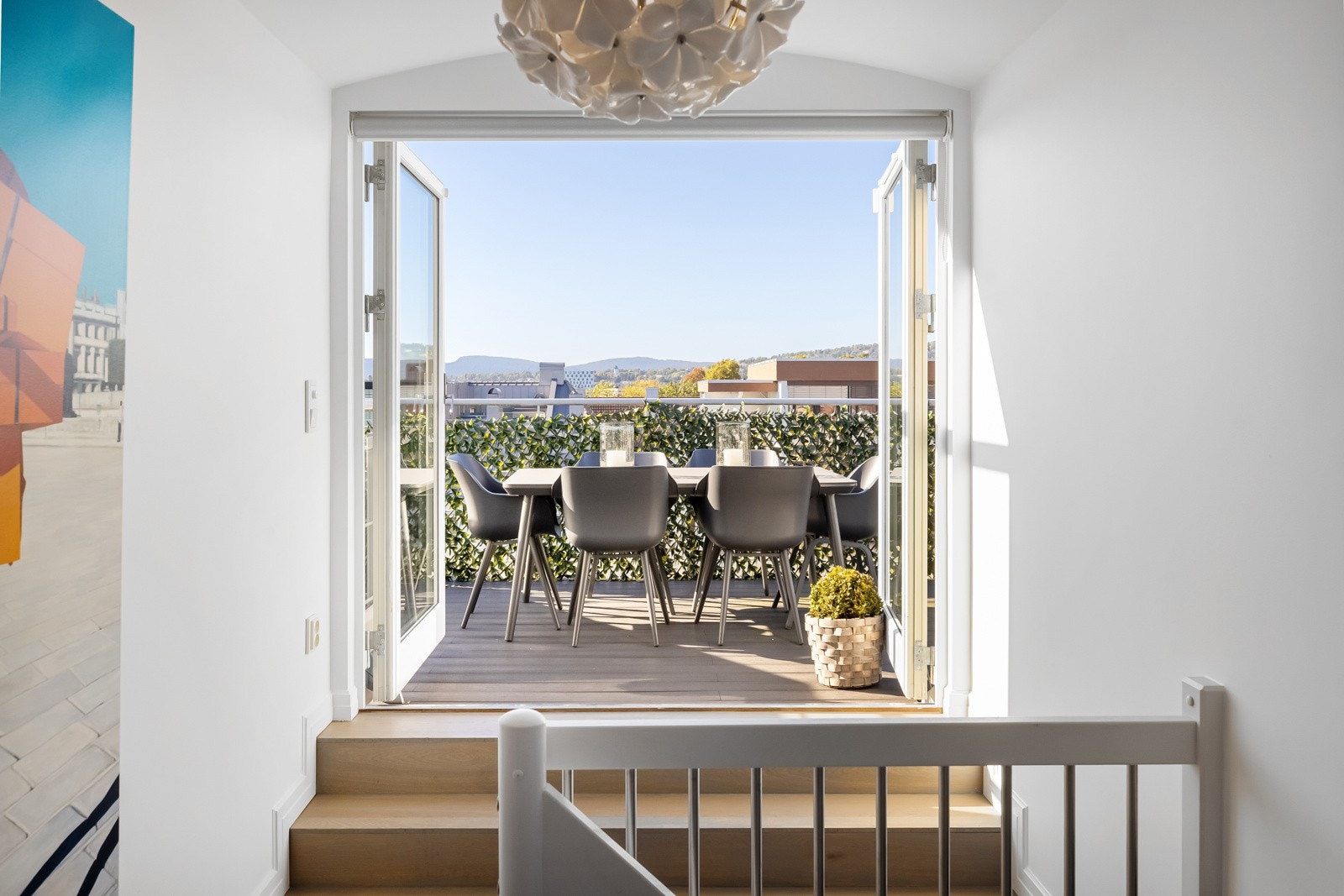 I leilighetens loftetasje, finner du bl.a. utgang til takterrassen, praktisk bodrom og tv-stue/loftstue.