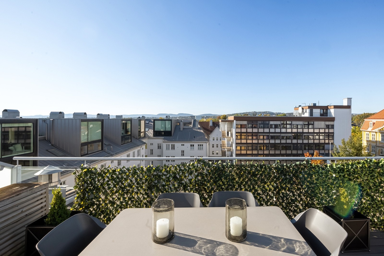 Utsikt takterrasse - her ser du store deler av byen og opp mot Holmenkollen