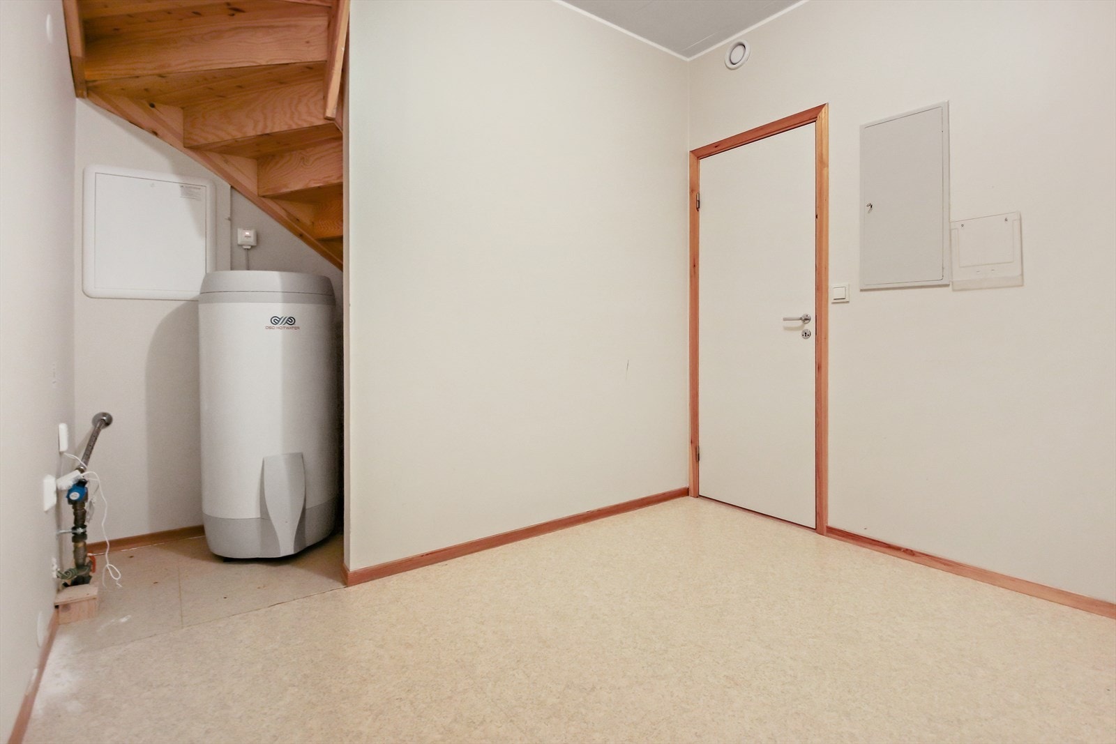 I underetasjen er det to boder. Dette er den største boden, og sikringsskap, rørsentral og varmtvannsbereder er plassert her. Galleribilde