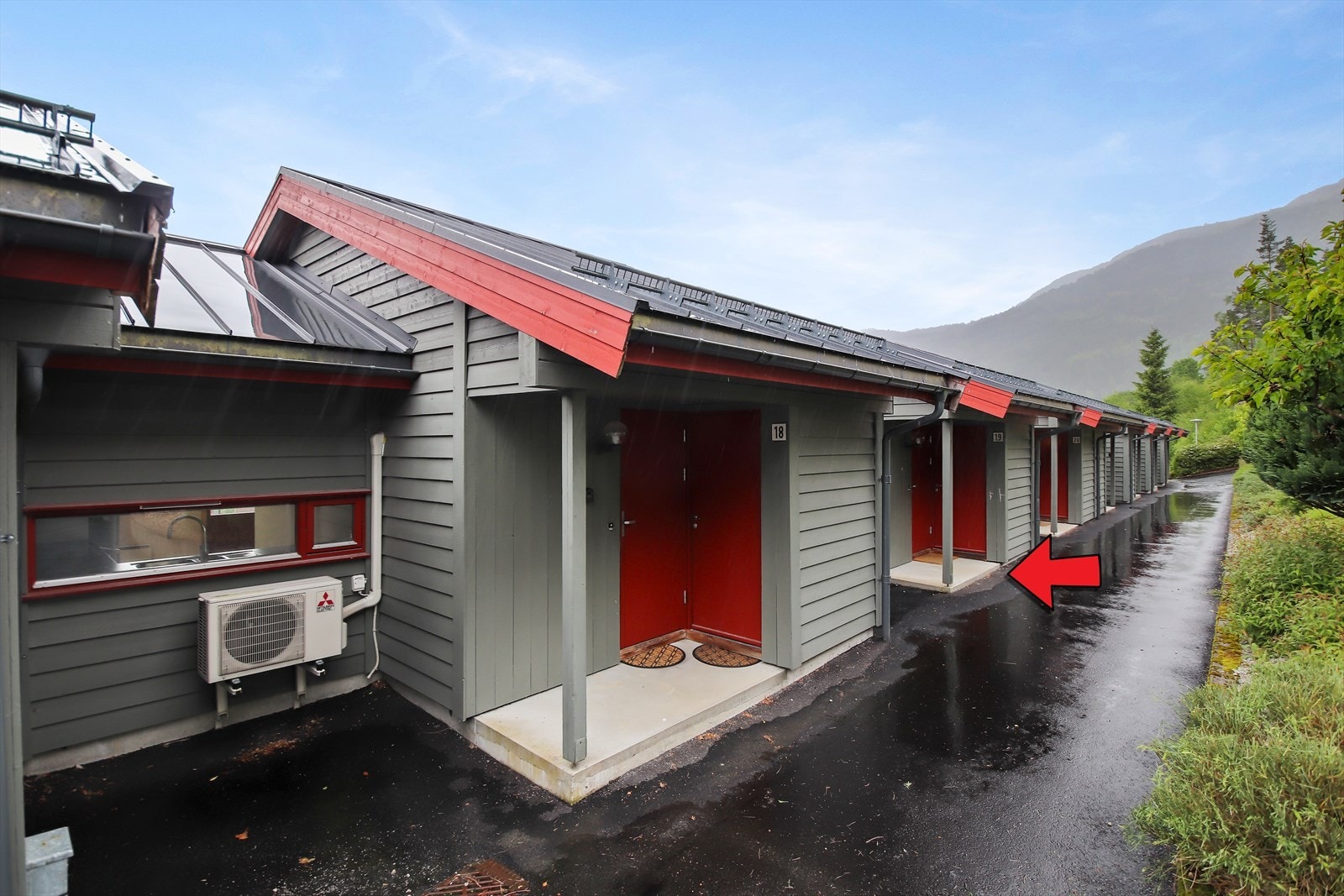 Takoverbygget inngangsparti med utebod på 4 kvm. Galleribilde