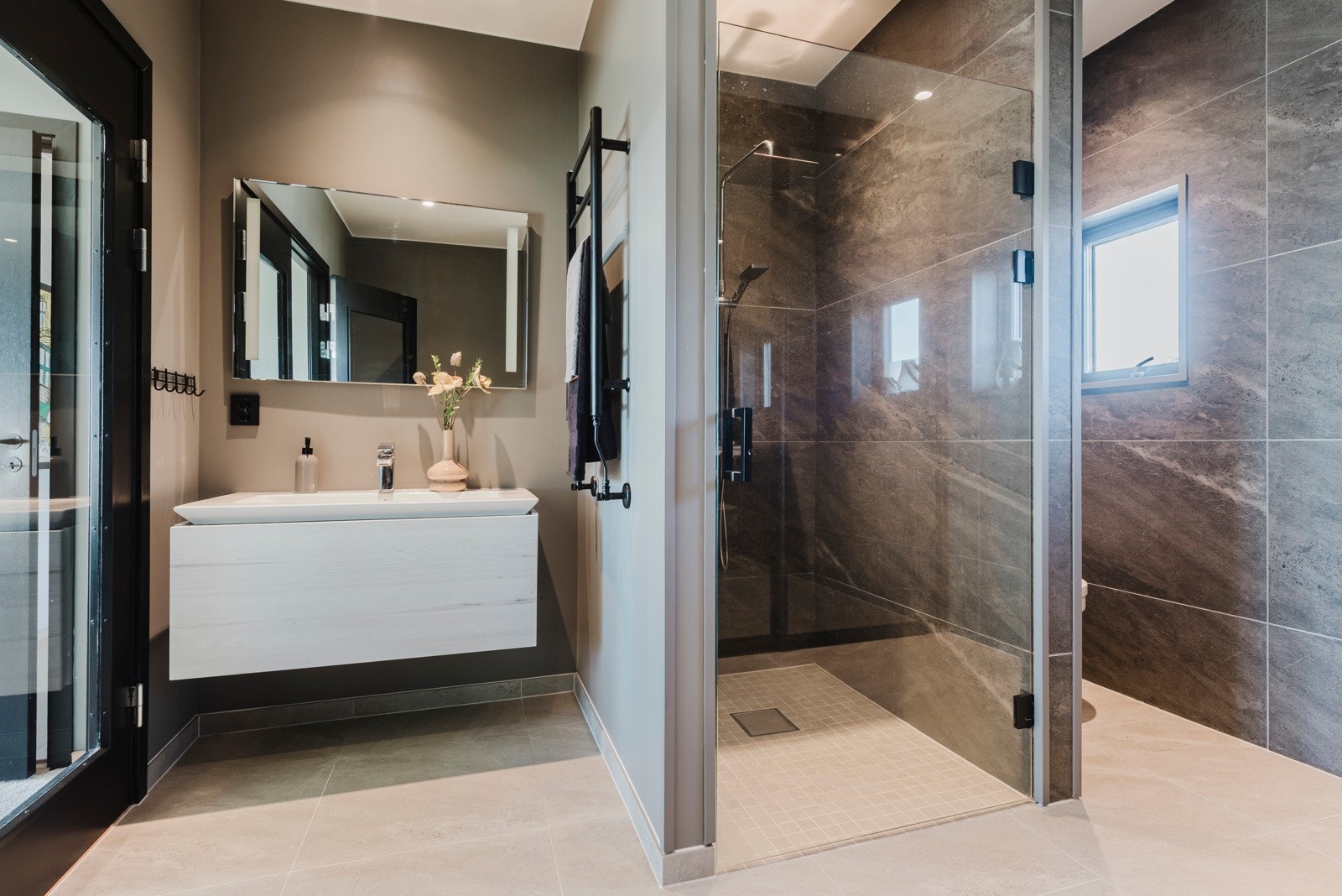 Stort bad som er tilknyttet hovedsoverommet Galleribilde