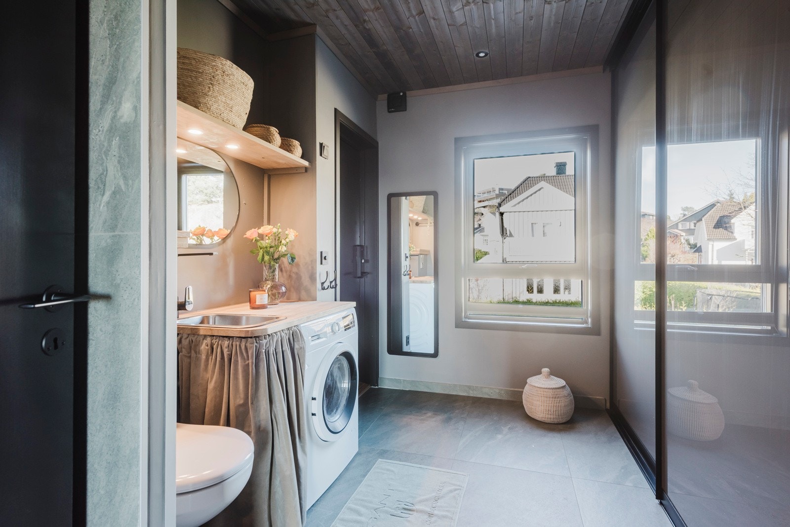 Meget praktisk vaskerom med dusj, wc og utgang til inngangspartiet Galleribilde