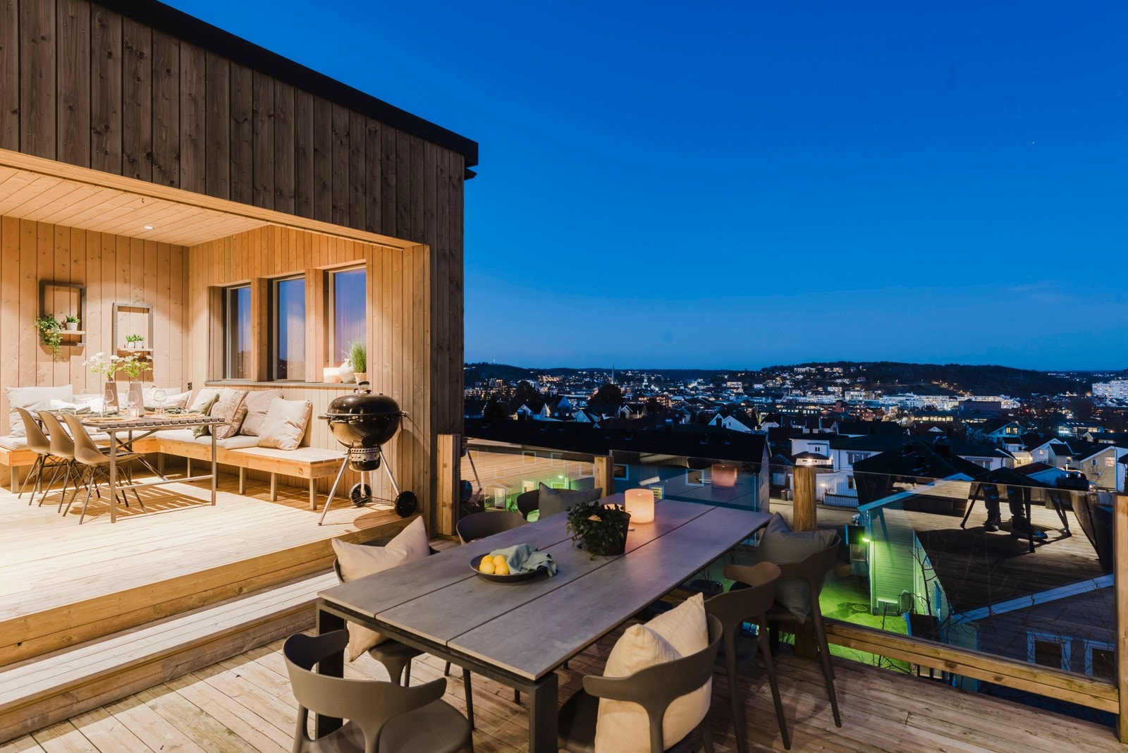 Videre har man direkte adkomst til den store terrassen Galleribilde