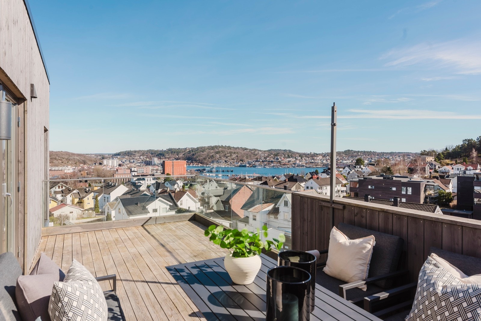 Fra den sydvendte terrassen har man sol fra morgen til kveld Galleribilde