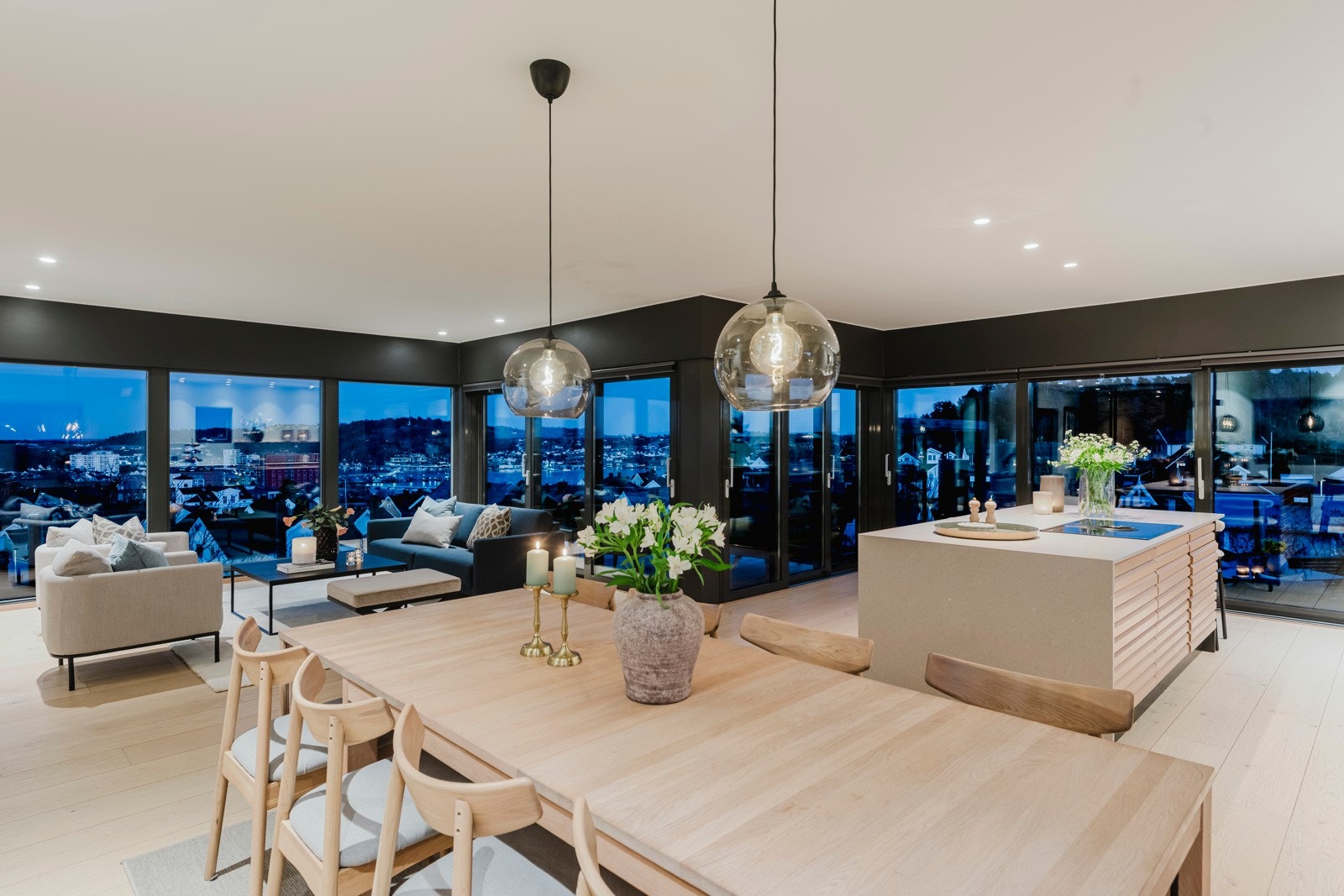 Spisestue by night Galleribilde