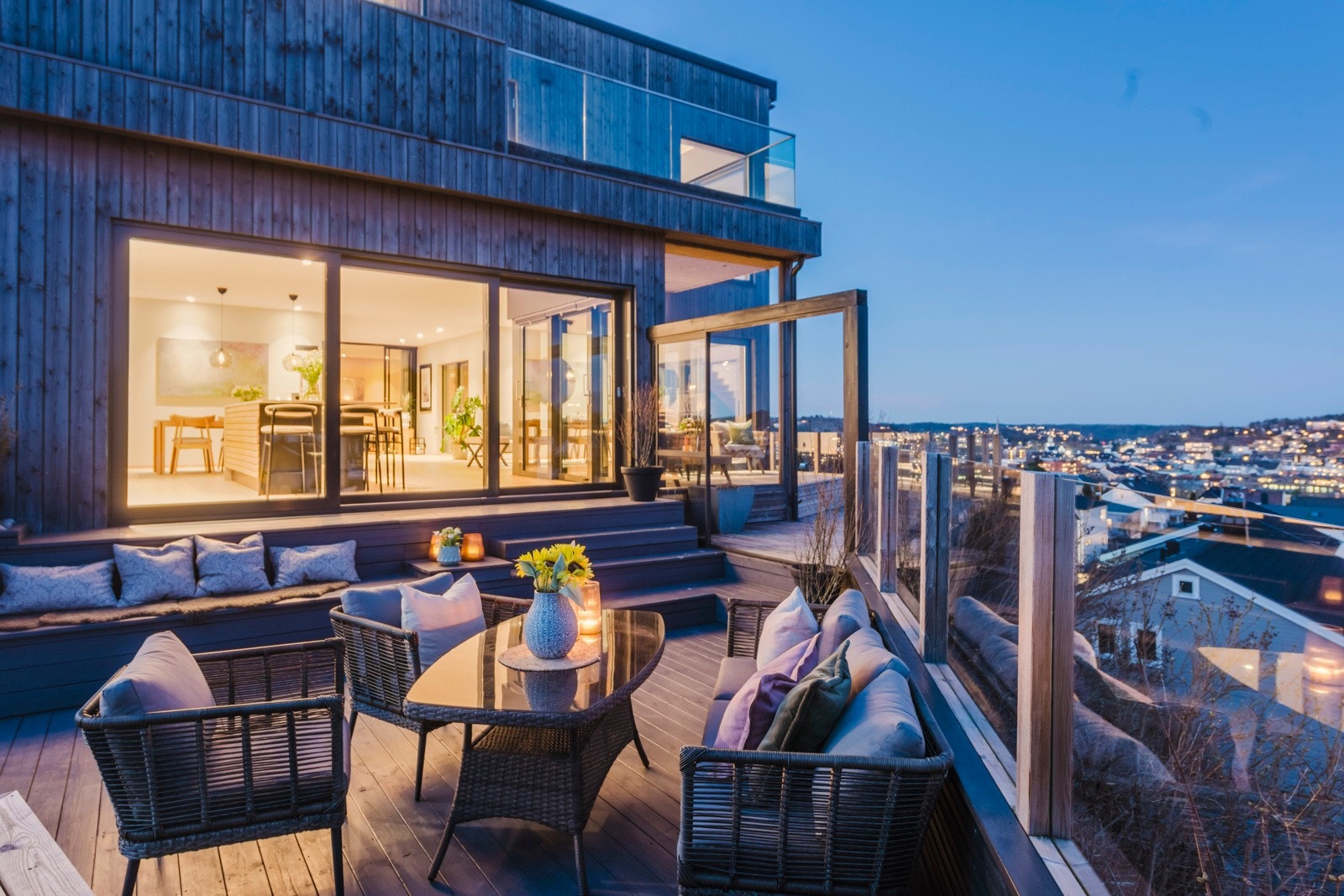 På flotte sommerdager kan man nyte utelivet på terrassene utenfor allroomet Galleribilde