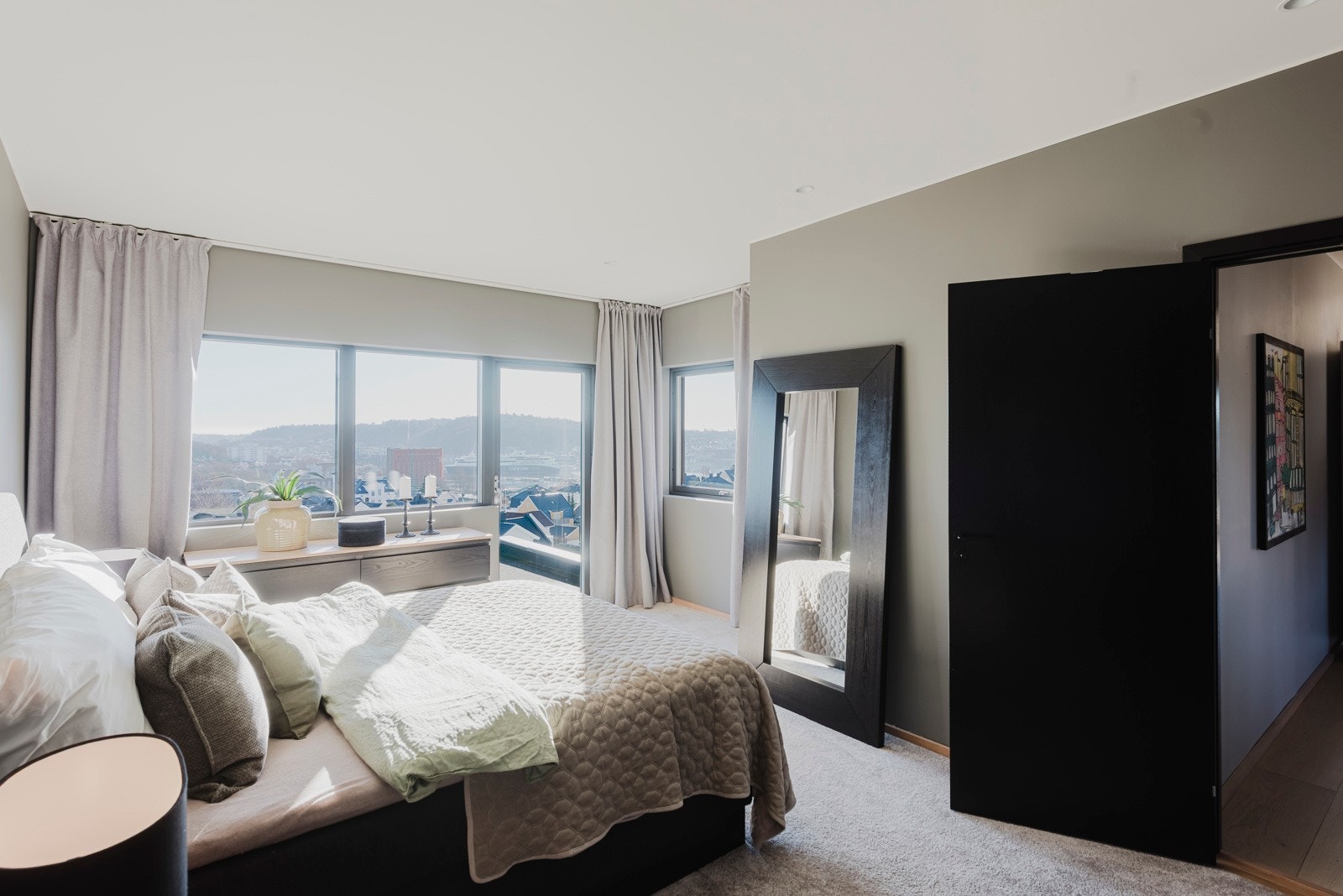 Rommet har walk in og eget bad Galleribilde