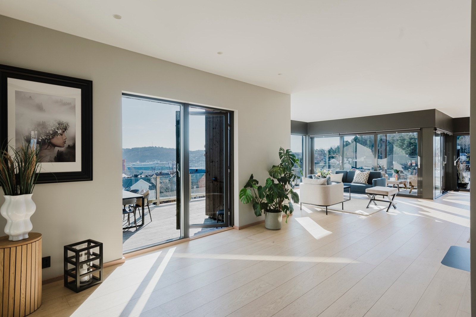 Videre kommer man i forstuen Galleribilde