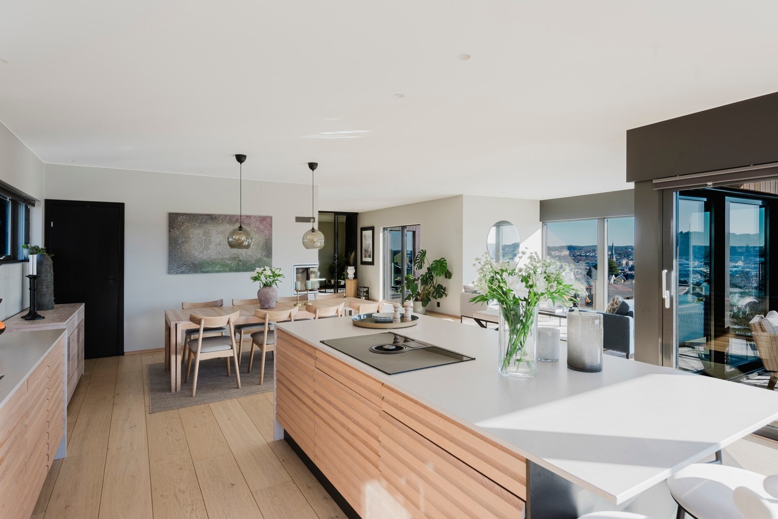 Her er det lyst og moderne kjøkken Galleribilde