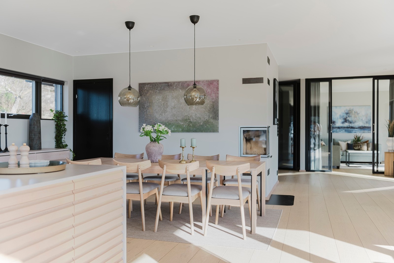 Spisestuen er i direkte tilknytning til kjøkkenet Galleribilde