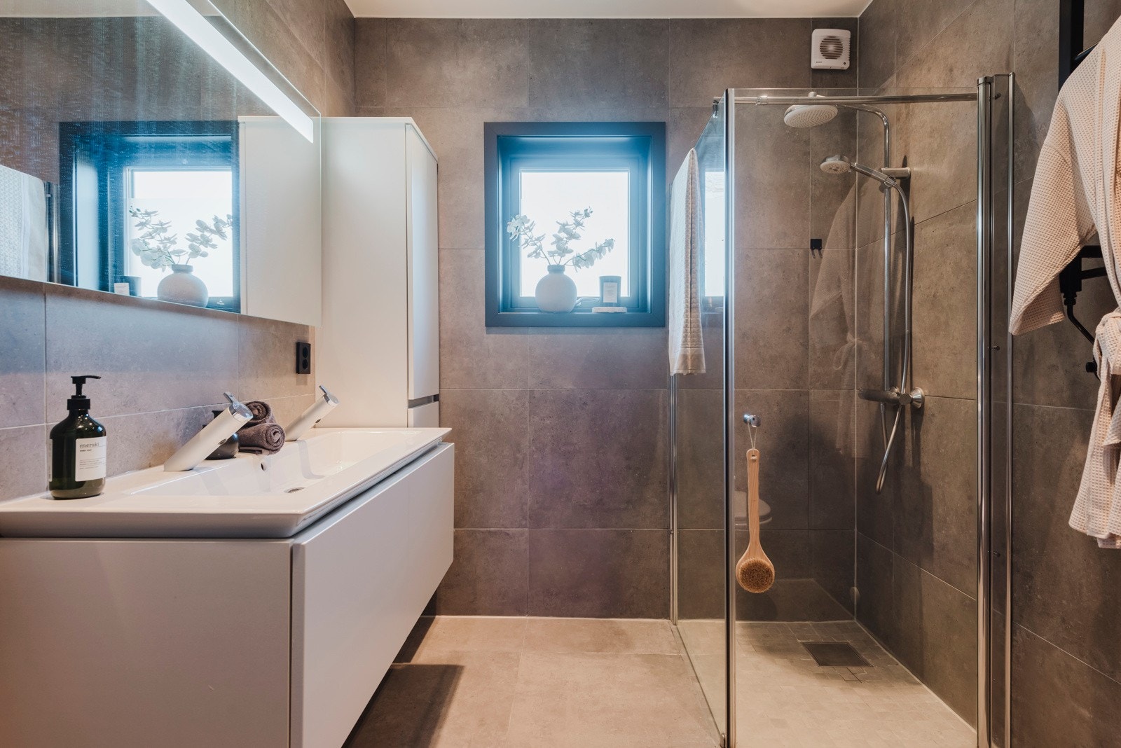 Lekkert flislagt bad i nær tilknytning til soverommen i 1. etg. Galleribilde