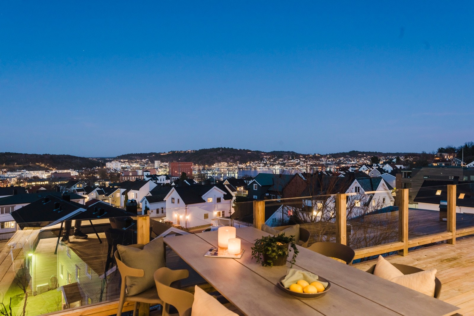 Utsikten over byen på kvelden er magisk Galleribilde